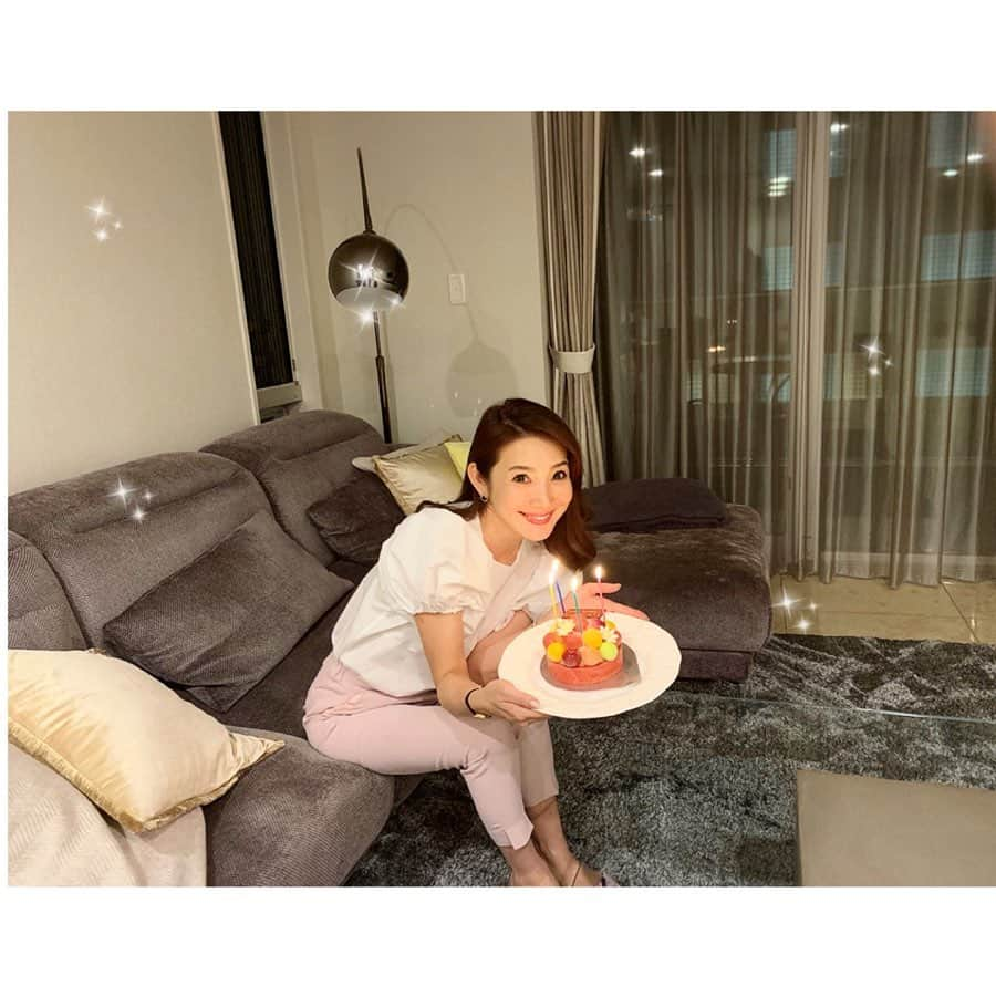 吉田美紀さんのインスタグラム写真 - (吉田美紀Instagram)「・ カラフルで可愛くて… 食べてしまうのが勿体ない！ と眺めたのは一瞬。笑 ・ とっても美味しくいただいたバースでケーキは GLACIELのアイスケーキでした🎂 ・ #thankyou #birthdaycake #icecake #glacier #omotesando #アイスケーキ #グラッシェル #グラッシェル表参道 #誕生日ケーキ #表参道 #表参道グルメ」5月18日 11時05分 - miki__yoshida