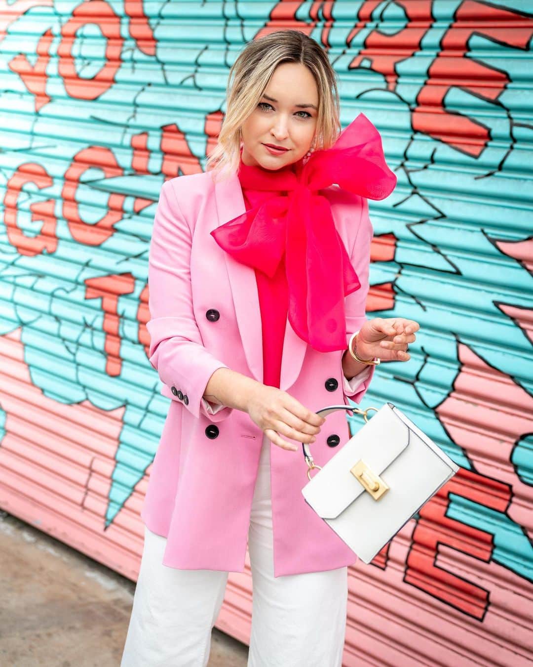 リズ・チェルカソワのインスタグラム：「My version of summer suiting 🎀」