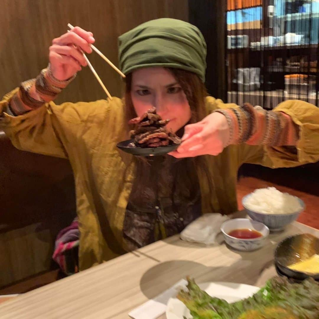 アンジェラ佐藤さんのインスタグラム写真 - (アンジェラ佐藤Instagram)「1日でハシゴしてみたい焼肉食べ放題3連発～（笑）  1、2枚目 「#炭火焼肉金花郎 」 希少部位#アンギョン も食べ放題～♪店員さんがなまら親切で美味しいお肉の焼き加減をレクチャーしてくれマス( ･ㅂ･)و  3、4枚目「#焼肉きんぐ 東苗穂店 」 ・東苗穂にできたばかりの新店。サイドメニューが豊富で#焼肉専用バウンドご飯 にどハマり。黄身とご飯のバランスが絶絶妙妙過ぎて神  5、6枚目「#南光園」 なんと #ユッケ 様が食べ放題メニューに含まれててレア肉ファンには悶絶レベルの嬉しさ。上質すぎる肉質の良さは言わずがもな。」5月18日 11時14分 - angela_satou