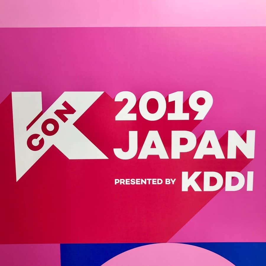 池田真子さんのインスタグラム写真 - (池田真子Instagram)「昨日はKCON 2019 JAPANにお越し頂いたみなさんありがとうございました！！ ． 昨年に続き、今年もK-STUDIOで出演させて頂きました✨ こんなに素敵なイベントに呼んで頂けて、嬉しい気持ちと感謝でいっぱいです＊° ． ． ． 今回はオススメの韓国コスメを紹介したり、韓国語は全然喋れないけど、この日のために初めて韓国語の歌に挑戦したよ！！ ． それをいきなり韓国人の方々の前で歌うというなかなかなプレッシャーだったけど、手拍子してくださったり、手を振って頂けたり、すごく温かい環境でした＊° ． 新曲も披露したり、この前の韓国に行った時に買ってきたオススメの韓国のお菓子をプレゼントしたり、みなさんにも楽しんで頂けてたら嬉しいです💓 ． 声をかけてくださった方々もありがとうございました✨ ． ． ． ． ． 写真は打ち合わせ前のぶりっこ！笑 ． #kcon2019japan #KCON #幕張メッセ #東京 #韓国 #イベント #ファンミ #今日のメイク #打ち合わせ #instagood #instakorea #love #lfl #kconjapan #photooftheday #mylife #youtuber #artist #event #kstudio #meeting」5月18日 11時29分 - mako_ikeda