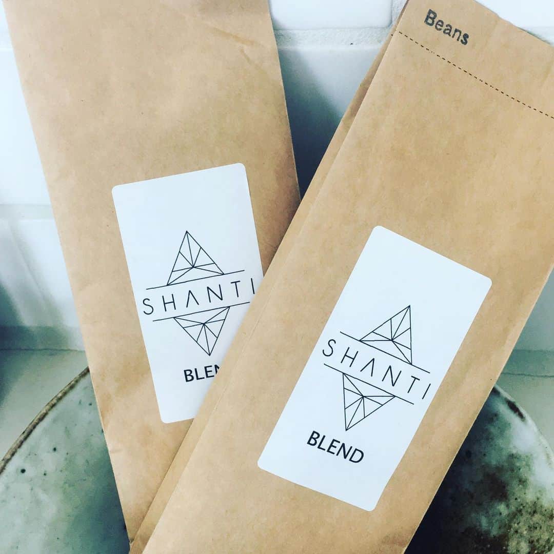 SHANTIさんのインスタグラム写真 - (SHANTIInstagram)「At the art exhibition and live event, I collaborated with @thefivebeans They brewed an original coffee blend that matched the image of the art work. A light roast blend perfect to refresh and start the day. I love collaborating to create a dynamic experience for my audience to indulge all of their senses. #珈琲好き #珈琲 #珈琲日記 #こーひーたいむ #珈琲時間 #thefivebeans」5月18日 11時29分 - shantimusic