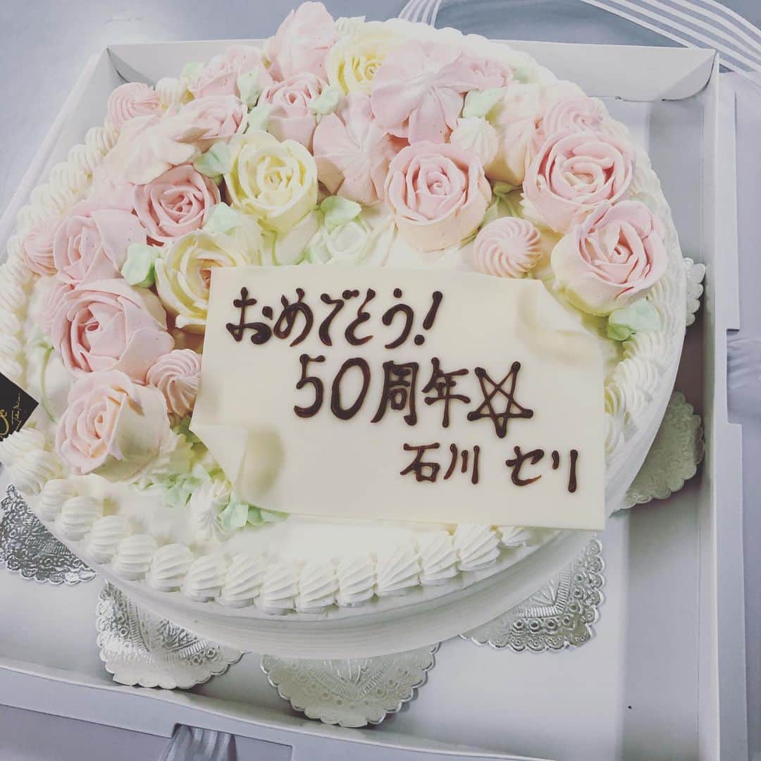 依布サラサさんのインスタグラム写真 - (依布サラサInstagram)「福岡の公演では、セリさんから 美しいケーキの差し入れが楽屋に🎂 井上家のみんな大好き、バタークリームのケーキでした🎂 今日は熊本、明日は鹿児島‼️ みなさんに50周年祝っていただいて感謝です🙏 ずっと欠品で会場で限定で少量ずつしかお売りできなかったリバーサイドホテルキーホルダーも入荷してます！ぜひ、会場に行かれる方は見てみてください👌🙆‍♀️ オンラインショッピングでも購入できます👌😊 #井上陽水 #リバーサイドホテル  #キーホルダー #50周年 #バタークリームケーキ #16区 #福岡」5月18日 11時35分 - sarasaifu