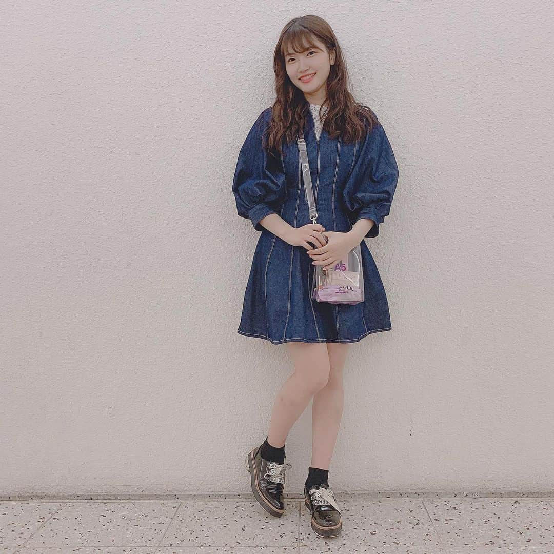 平田詩奈さんのインスタグラム写真 - (平田詩奈Instagram)「デニム素材のワンピース👗🎀﻿ ﻿ 袖のボリュームと﻿ フィットするシルエットが﻿ かわいい⸜❤︎⸝‍﻿ ﻿ ﻿ #lilybrown  #しいなのワードローブ」5月18日 11時35分 - shiina__0822