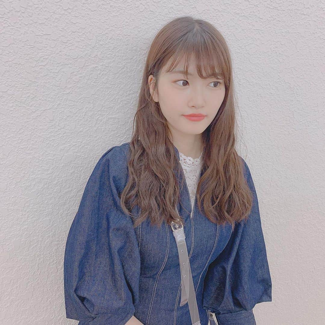 平田詩奈さんのインスタグラム写真 - (平田詩奈Instagram)「デニム素材のワンピース👗🎀﻿ ﻿ 袖のボリュームと﻿ フィットするシルエットが﻿ かわいい⸜❤︎⸝‍﻿ ﻿ ﻿ #lilybrown  #しいなのワードローブ」5月18日 11時35分 - shiina__0822