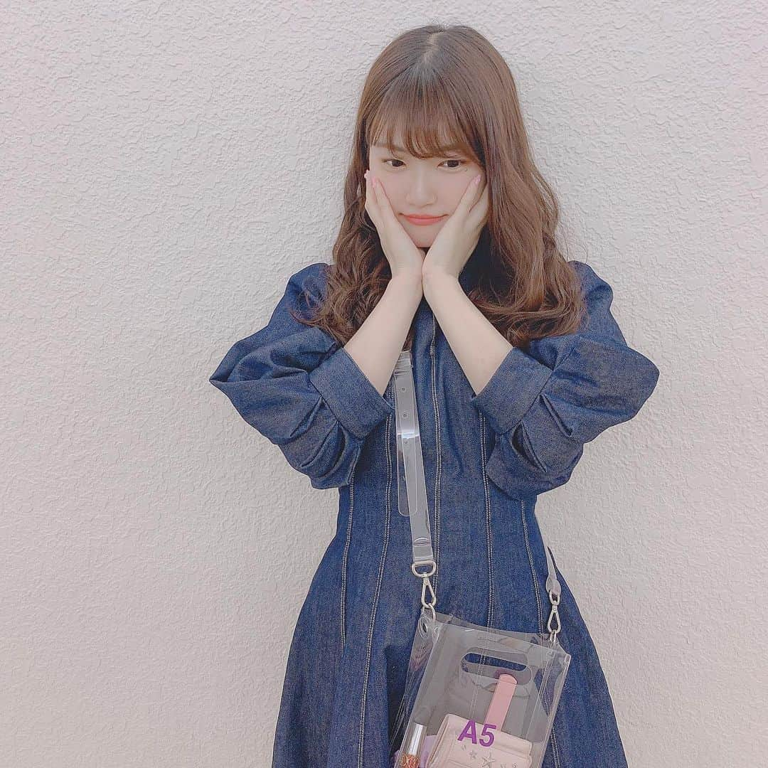 平田詩奈さんのインスタグラム写真 - (平田詩奈Instagram)「デニム素材のワンピース👗🎀﻿ ﻿ 袖のボリュームと﻿ フィットするシルエットが﻿ かわいい⸜❤︎⸝‍﻿ ﻿ ﻿ #lilybrown  #しいなのワードローブ」5月18日 11時35分 - shiina__0822