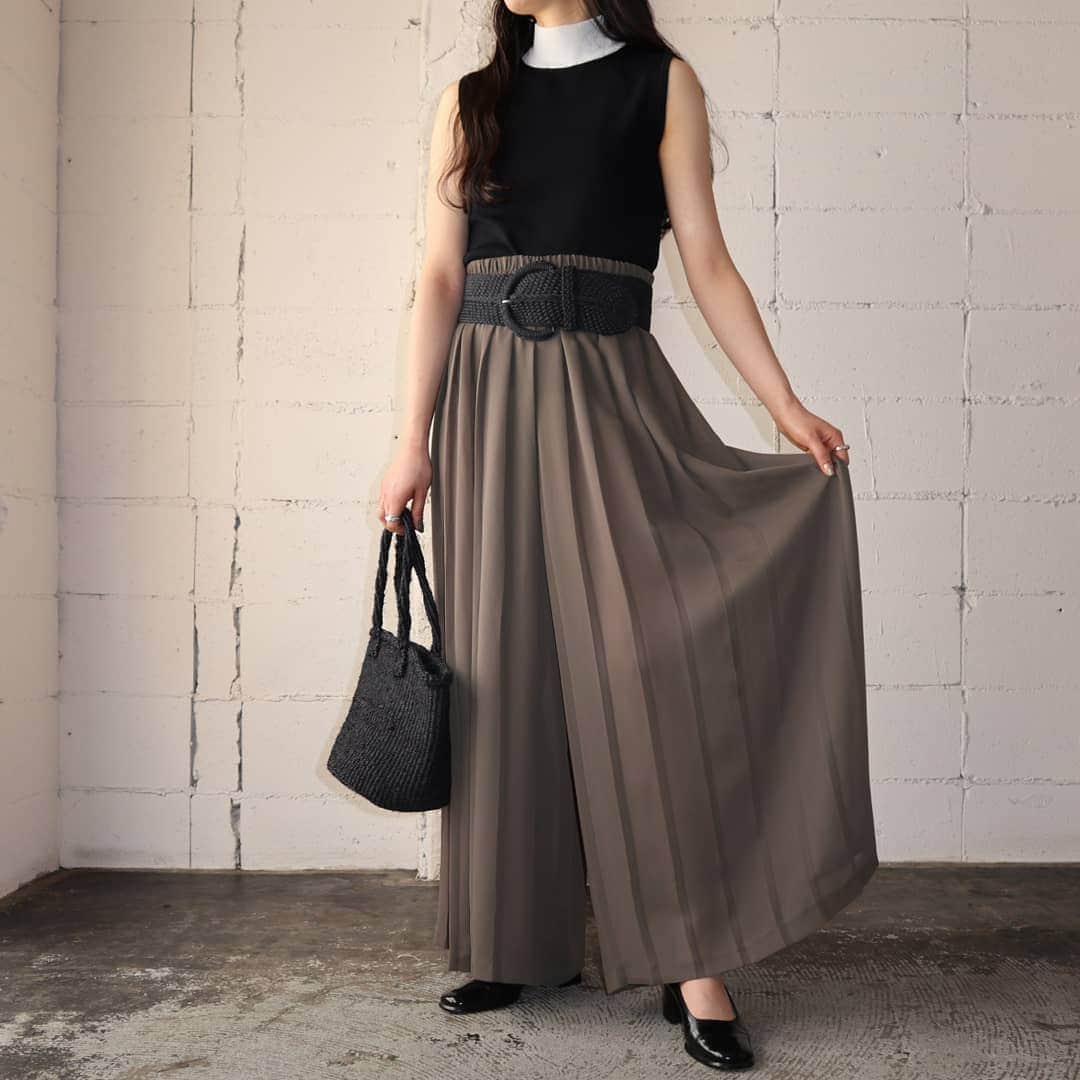 吉祥寺 古着屋 Orfeoのインスタグラム：「Pleated Wide Pants Style  #orfeo #kichijoji #tokyo #vintage #used #fashion #coordinate #outfits  掲載商品のお問い合わせはメールにて承っております。コメント、DMでのお問い合わせは受け付けておりませんのでご了承ください。」
