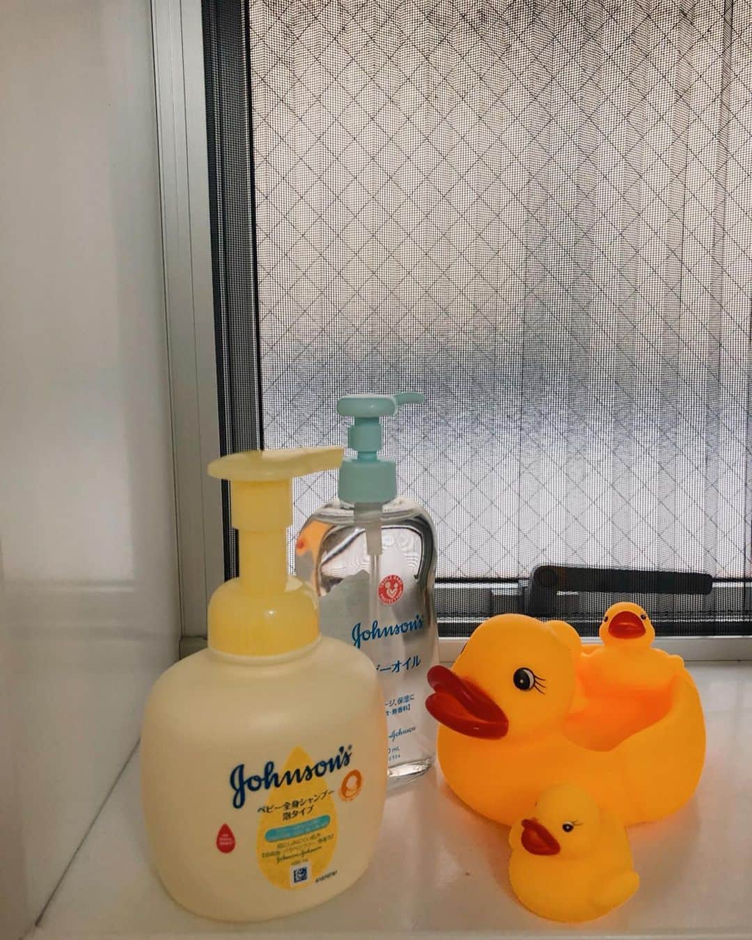 斎藤菜々子さんのインスタグラム写真 - (斎藤菜々子Instagram)「. 里帰り準備の時📸 大っきいお腹が既に懐かしい。 ジョンソンベビーは必須品🥰 あたしも妊娠線ケアのためローションとオイルをずっと愛用してめっちゃ塗りまくってたよ❤️ 赤ちゃんにも使えるから勿論大人にも使えるし、値段もお手頃だからたっぷり使えるのが嬉しい🥺  生まれたその日から使えるからいつでも使えるようにお風呂に準備しておいたよ🐥  オイルはお風呂上がる時に濡れた肌に直接塗るとでツルツルになるからおススメ💛 自分の愛用品を自分の子供のためにも使えるってなんか嬉しいよね🥰 商品がリニューアルしてベビーを優しく守ってくれてさらに嬉しい👶❤️ これからも私もベビちゃんも愛用させて頂きます💞 . . #やさしさを選ぼう#ジョンソンベビー #PR #ベビーローション #ベビーバス#ベビースキンケア #baby #ママ #赤ちゃん #育児 #赤ちゃんのいる暮らし #新米ママ #新米ママと繋がりたい  #プレママ #赤ちゃんのいる生活 #プレママさんと繋がりたい #初マタ #ベビーグッズ #マタニティライフ #ベビー用品」5月18日 11時51分 - nanacoco.7