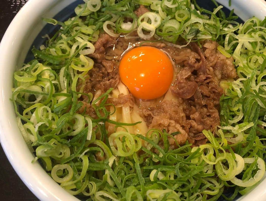 おごせ綾さんのインスタグラム写真 - (おごせ綾Instagram)「【丸亀製麺】【大食い】夢のトッピング&天ぷら全種類うどん！からの〆のうどんw https://youtu.be/DjcnfMKw8KQ  本日17時にこちらの動画がアップされますので、ぜひぜひよろしくお願いします(^^) #丸亀製麺#全部のせ #うどん#天ぷら＃海老天#エビ天#かき揚げ#かきあげ#親子丼#牛すき釜玉うどん 得#デカ盛り#大食い#food #yummy #yum #foodstagram #foodpic #foodie #foodporn #foodlovers #instafood #tasty #delicious #japanesefood #eat #おごせ綾#新潟#おしん」5月18日 11時51分 - ogose0123