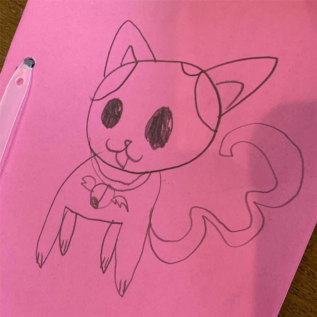 安倍吉俊のインスタグラム：「タマゴ( •~•)が「やったー！ねこ前から描けたー」と喜んでいる。何も見ないで突然手前と奥の概念が生まれたのか。不思議だなあ」
