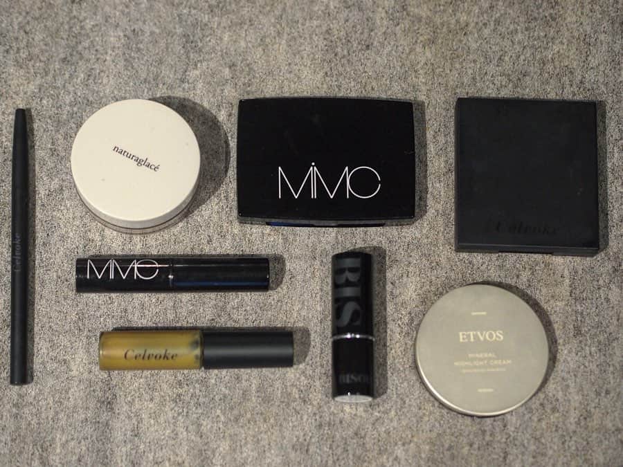 のインスタグラム：「左から ✔︎アイライン  @celvoke.jp ✔︎お粉  @naturaglace_official ✔︎リップ  @mimc_natural ✔︎グロス  @celvoke.jp ✔︎アイシャドウ  @mimc_natural ✔︎コンシーラー @yukitakeshimamake ✔︎チーク  @celvoke ✔︎ハイライト @etvos.jp  全てミネラルコスメでメイクしました。 （２つ前のセルフメイクの） 肌にも優しく、とっても優秀なラインナップです✨  #cosme #makeupitems #mineralcosme #naturalcosmetics #yukitakeshima #mimc #etvos #celvoke #naturalgrace #bisou #favoriteitem #bestcosme #肌にいいコスメ #ミネラルコスメ #ナチュラルコスメ #オーガニックコスメ #化粧品大好き #美容 #美容好き #敏感肌でも使えるコスメ #石鹸で落とせます #そして優秀なラインナップ」