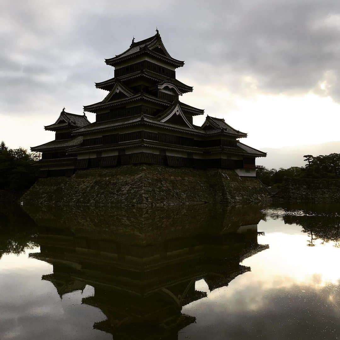 のインスタグラム：「G.W明けからGLAYのツアーで東へ西へと旅をしてます。昨日は名古屋からバスに揺られて、信州は長野へやってきました。夜はゆっくり温泉浸かって、馬肉料理に舌鼓。地元の熊本とは違うスタイルで新鮮でした。朝5時半に目が覚めたので、散歩ついでに松本城ランを8kmほど。夜明けの松本城はシーンと静まり返って、済んだ空気が最高に気持ちE‼︎ホテルに戻ってゆっくり半身浴して、ゆっくり朝メシ食って、松本市美術館で草間彌生見て。いつもは当日入って2日目の最終間で帰る事も多いから、こういう贅沢な時間を過ごせるのは貴重です。では、ボチボチ会場へ。まだまだ旅の途中ですが、みんなで楽しくワイワイやってます‼︎」