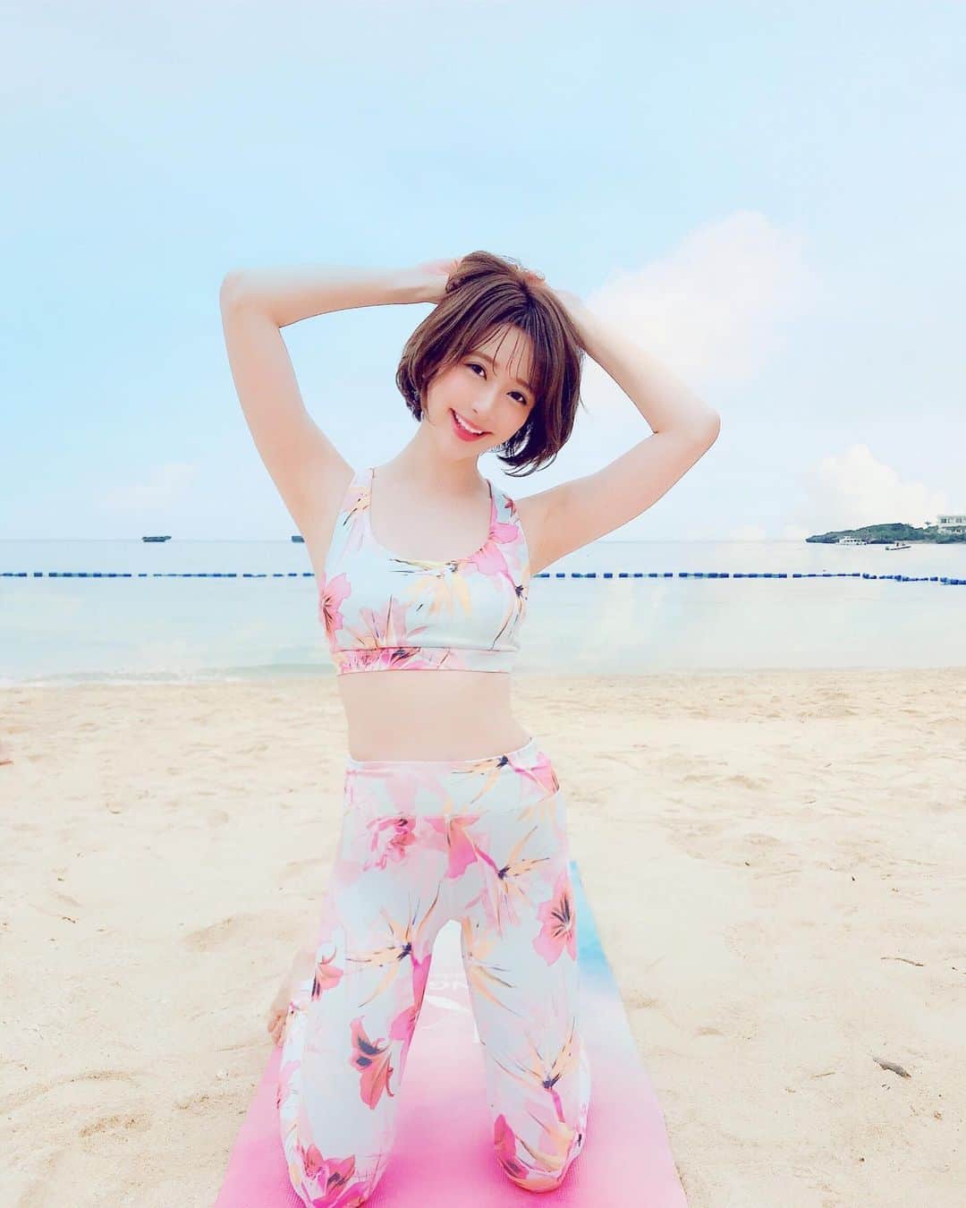 のインスタグラム：「沖縄で初めて本格的なヨガを体験しました❣️ おっきな空と海を見ながらのヨガは気持ちよかった〜🧘‍♀️🌈 * 先生の体がびっくりするほど柔軟でキレイで衝撃を受けました🤯あんな風になりたいけど身体がカチカチすぎて😭 筋トレに加えて柔軟もしないとなあ〜 * ウェアはハワイのForever21で購入したものだよ🌺 * * * #okinawa#yoga#forever21#ヨガ#朝ヨガ#海ヨガ#沖縄#朝活#トレーニング#トレーニングウェア#トレーニング女子」