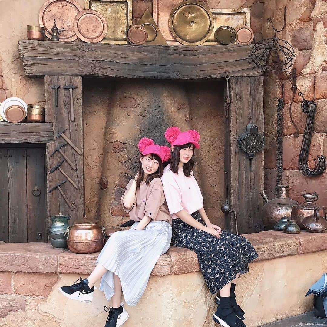 常住真菜のインスタグラム：「ディズニー💓 . Championをお揃いした☺️ タオル生地？みたいな感じで普通に使えそうだし このディズニーキャップが映えだった🙆🏻‍♀️🙆🏻‍♀️💓 . . . ファストパスの時間21-22時に固まってしまって タワテラ▷インディー▷センターオブジアースをダッシュで駆け巡った。笑笑 . インスタで見たパンが食べたかったんだけどアンバサダーホテル限定らしくいつかリベンジする。笑 . . #ディズニー #ディズニーシー #ディズニーコーデ #おそろコーデディズニー #ディズニーリゾート #Disney #disneysea #champion #おそろい #おそろコーデ #instagood #followme #セントラル株式会社 #常住真菜 #舞台好きな人と繋がりたい #舞台女優」