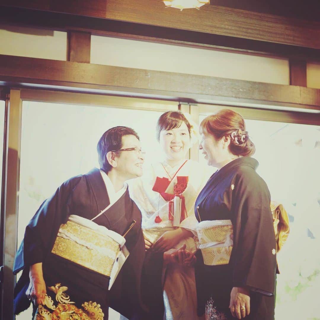 小林樓《新潟県見附市：結婚式場》のインスタグラム：「優しいお母さんが増えました♡理想の嫁姑…どちらが本当のお母さんかわかりますか？笑#小林樓#結婚式#wedding#ウェディング#和モダン#結婚式レポ#大人女子#大人可愛い#大人婚#可愛い#日本庭園#JapaneseGarden#和婚#白無垢#色打掛#新潟県#見附市#中越#和婚をもっと盛り上げたい#新潟プレ花嫁#新潟卒花嫁#新潟花嫁#新潟プレ花嫁#プレ花嫁#卒花嫁#marry花嫁#小林楼#新潟花嫁#思わず写真を撮りたくなる結婚式#20190512#母の日」