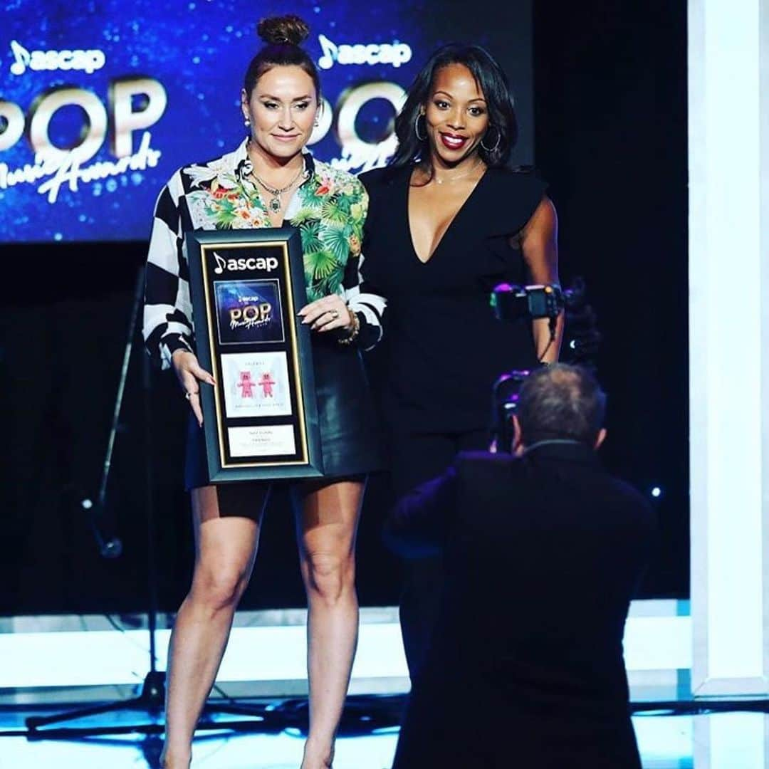 ASCAPさんのインスタグラム写真 - (ASCAPInstagram)「Congrats to @nattdunn who won an #ASCAPPop award for ‘FRIENDS’ which she co-wrote with #marshmello & #annemarie!」5月18日 12時12分 - ascap