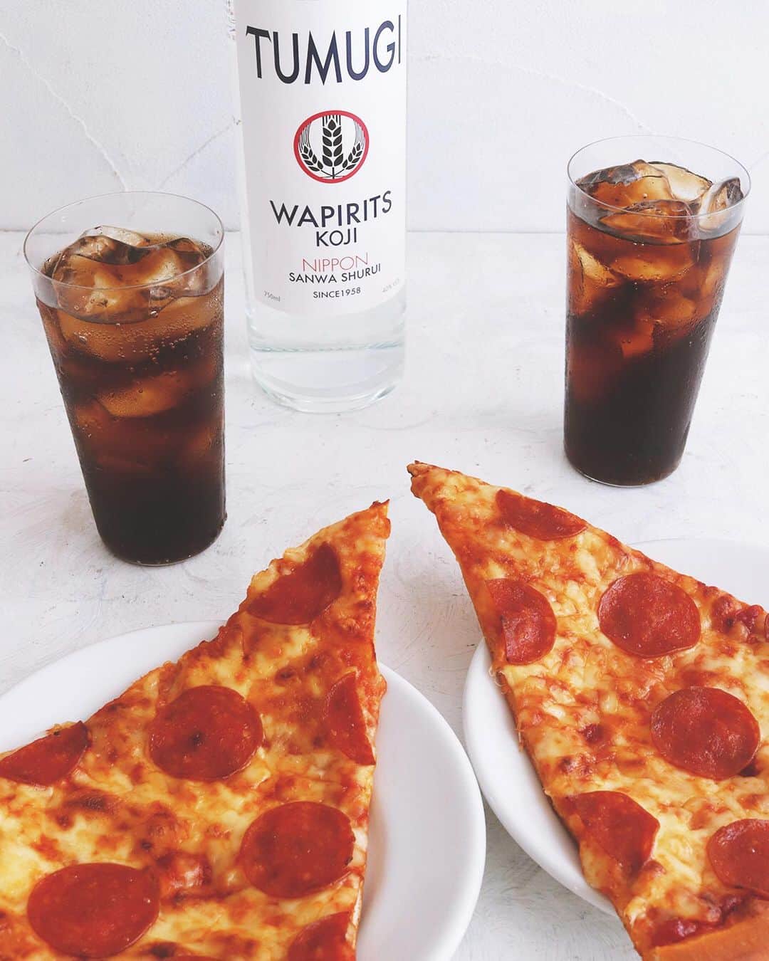 樋口正樹さんのインスタグラム写真 - (樋口正樹Instagram)「Pizza & Tumugi Coke . 美味しいピザに ツムギコークが この夏いちおし。 . ツムギは麦麹で ピザはチーズで 発酵食材の仲で 相性が良いです。 👉@wapirits.tumugi . . #tumugicoke #tumugicola #pizzaslice #cocacolalife #pizzaslice #pizza #TUMUGI #wapiritsTUMUGI #wapirits #Kojisour #麹 #三和酒類 #ミクソロジー #スピリッツ #和ピリッツ #ロングカクテル #大分県 #宇佐 #Mixologyart #madeinjapan #mixology #cocktail #mixologyst #madeincocktails #craftcocktails」5月18日 12時05分 - higuccini