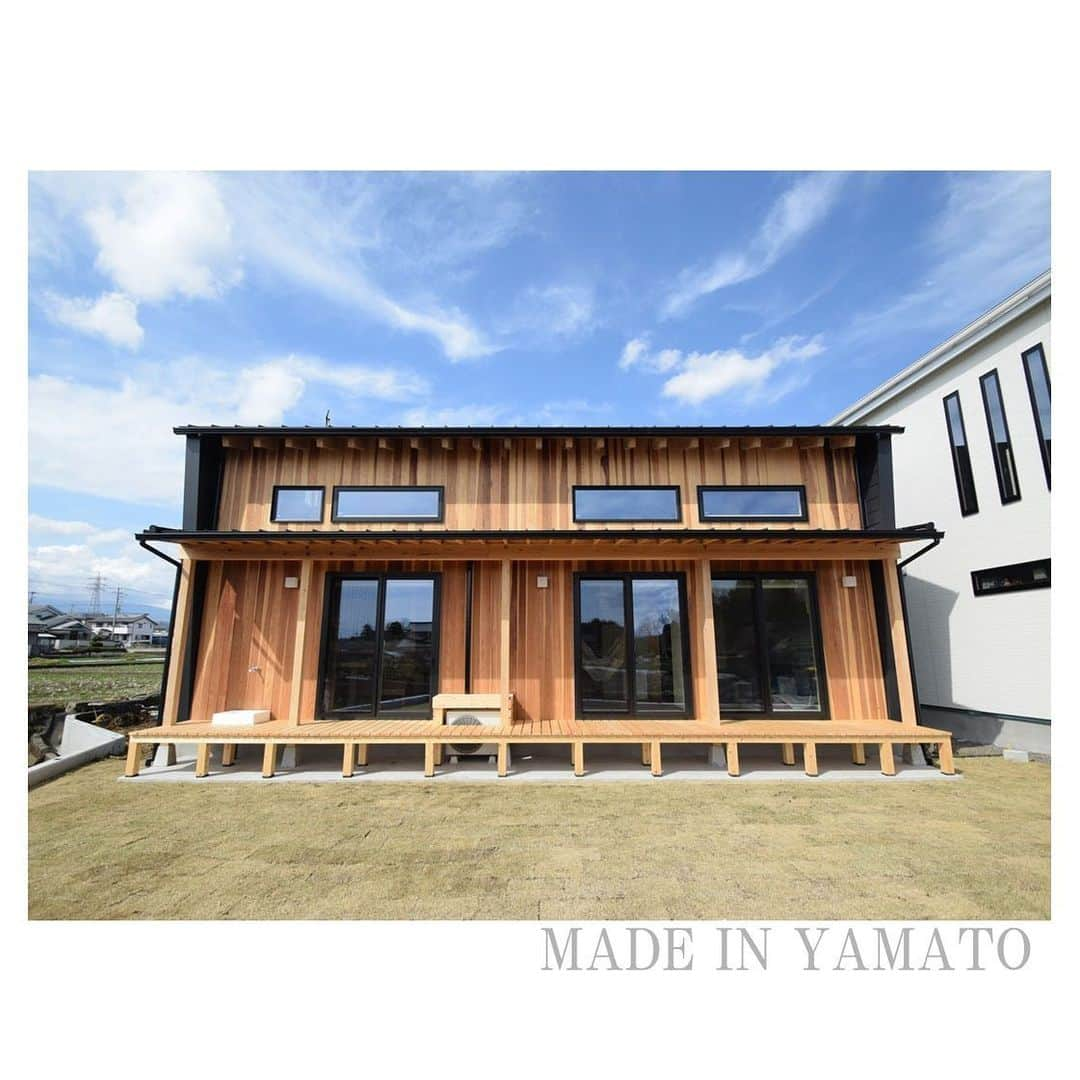 YAMATOの家さんのインスタグラム写真 - (YAMATOの家Instagram)「. 自然素材の#無垢 の木で仕上げた#外観  木の香りが素敵です♪ もちろん#かっこいい #外観 . MADE IN YAMATO MADE IN YAMATO . . #yamatoの家  #御殿場  #設計事務所 #マイホーム #注文住宅  #設計  #デザイン #新築  #小山町  #裾野  #長泉町  #沼津  #三島 #大和建設 #家  #ファサード  #住宅  #建築 #ナチュラル  #パパ  #ママ  #設計士 #設計士とつくる家」5月18日 12時06分 - yamato_house