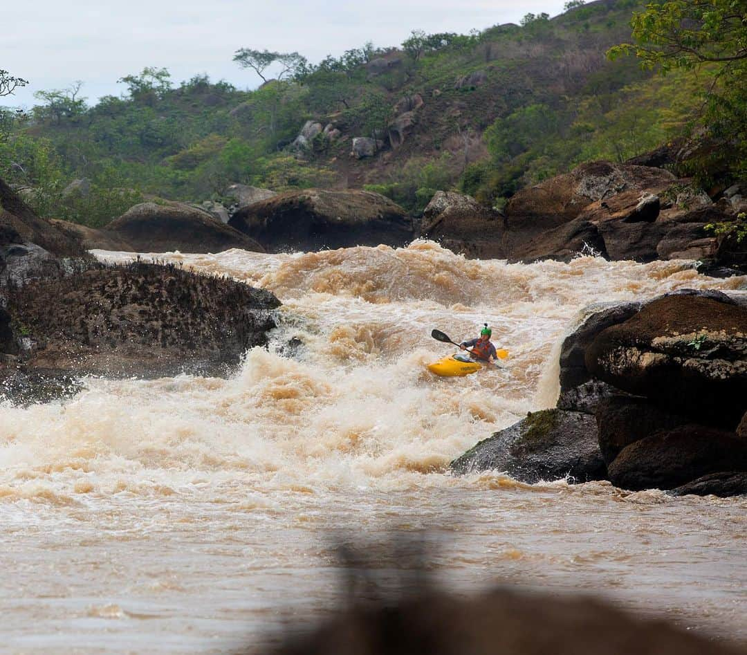 マイケル・ドーソンさんのインスタグラム写真 - (マイケル・ドーソンInstagram)「The last day of the Keve River is an incredible section. Under threat from a hydro project, this Angolan classic is hours of whitewater goodness with tons of amazing clean classy whitewater for kilometres on end with almost no scouting. 🙏🏿 @outdoor.jake  living it up 🤙 . . . #luckyandlost #adventure #africa #kayak #kayaklife #search #findinggems #keve #angola」5月18日 12時07分 - mrmikedawson