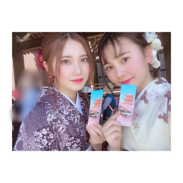 北川綾巴さんのインスタグラム写真 - (北川綾巴Instagram)「@chikako_1119  と京都でお着物👘 ずっと前から行きたかったの〜。 これは誕生日プレゼント!って 何から何までしてくれました😊💓 ステキなプレゼントありがとう。 大切な思い出✨✨ あ、誕生日ちなみち半年前🎂 そんなところ含めありがとう。と だいすき😊😊💓 #京都 #着物 #清水寺 #👘」5月18日 12時07分 - ryoha1009