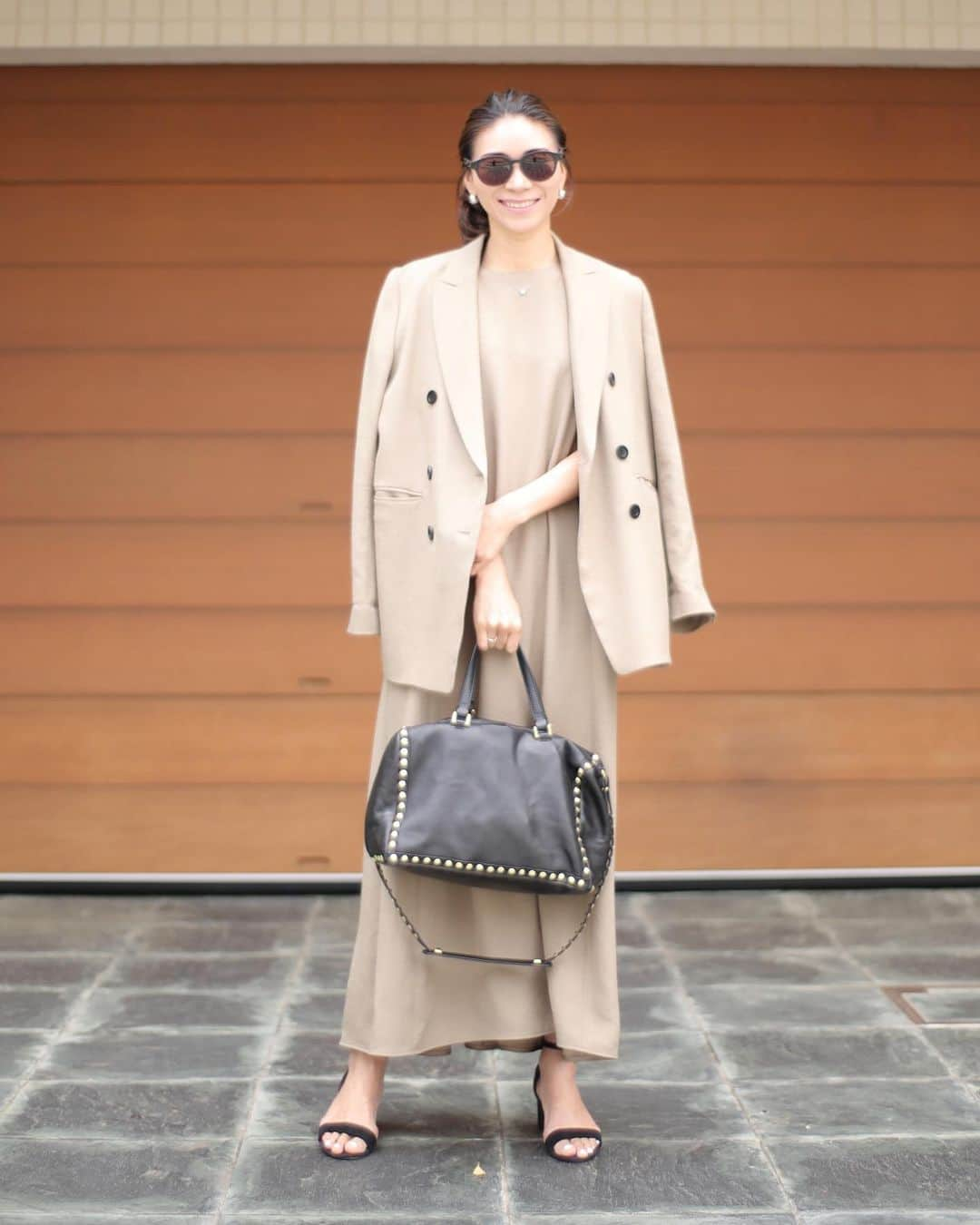 大日方久美子さんのインスタグラム写真 - (大日方久美子Instagram)「・ Today's Outfit ☆ ・ Jacket&Dress → @essen_official  Bag → #zara Shoes → #stevemadden ・ ・ ノースリワンピに同素材ジャケットでセットアップ風に。シンプルに小物は🖤 ・ この後13時から新宿伊勢丹2F @essen_official でスタイリングイベントが開催されます😊 ・ スタイリングのお手伝いをさせていただきますので皆さまお気軽にいらしてください🙏🏻❤️ ・ ・ #kumicloset  #パーソナルスタイリスト #エッセン」5月18日 12時08分 - kumi511976