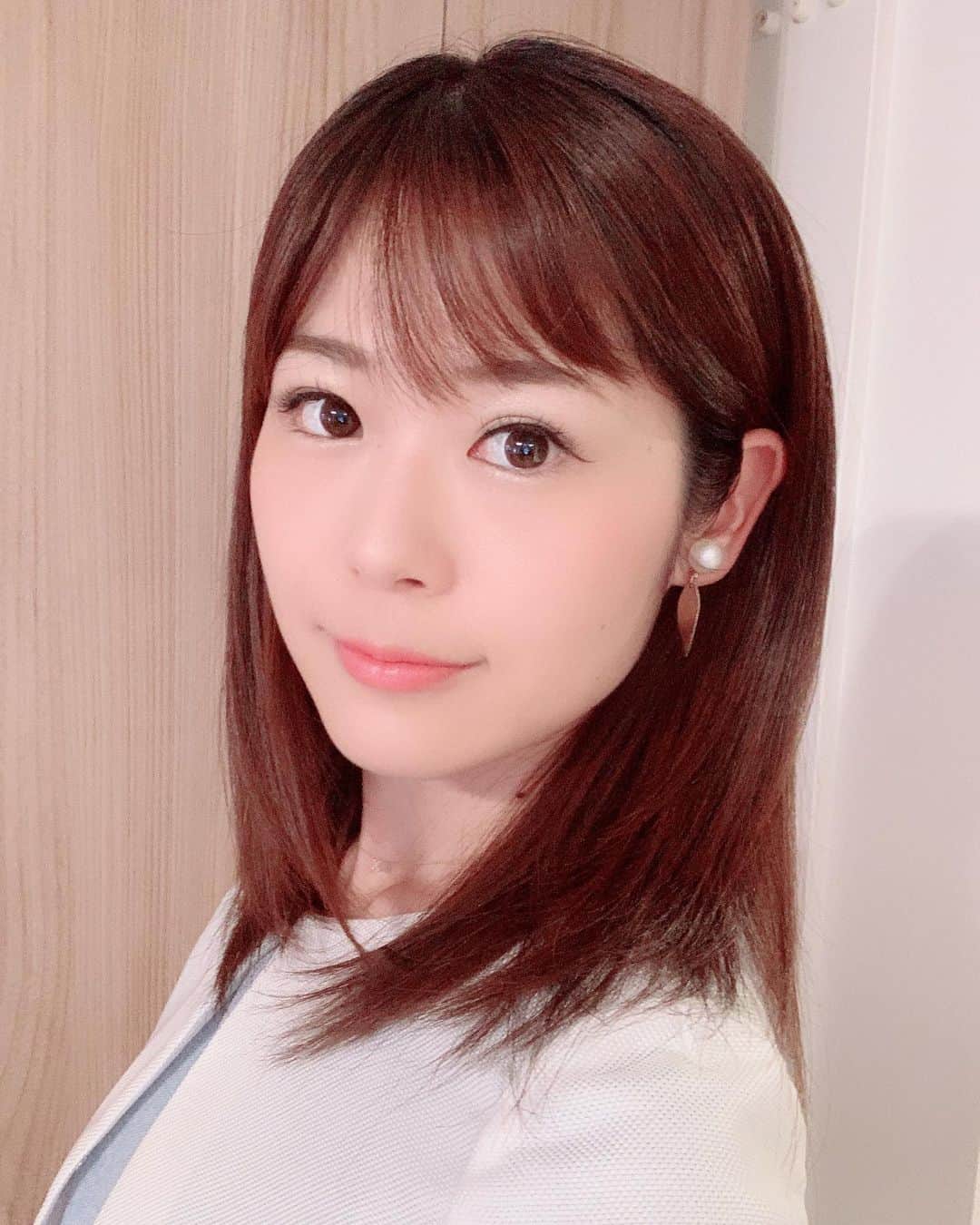 小日向えりのインスタグラム：「最近お洋服全然買ってないけど これは、衣装用に買った #strawberryfields のワンピとカーディガン  でも結局衣装にしなかった（笑） 「東京かあさん」登録希望のシニアの方との面談や新聞取材など、キッチリさわやかな印象にしたいときに愛用中。  朝服を考えるのがめんどくさいし、忙しく朝の時間を短縮したくて、毎日曜日別ワンピースにしようかな…と考え中。  初めてお会いする方の印象もよく、打ち合わせや取材、夜の会食にもそのまま出かけられる清楚なワンピースはタレント起業家の戦闘服💪✨ だけど犬の散歩の時だけは、スニーカー合わないし、浮いてる気がするんだよね（笑）  #夏ワンピ #今日のコーデ #ootd #清楚コーデ #ストロベリーフィールズ #上品コーデ #働く女性 #女性起業家 #歴ドル #きょこ  #オフィススタイル #きれいめコーデ #パールピアス #起業家女子 #高校講座 #高校講座日本史」