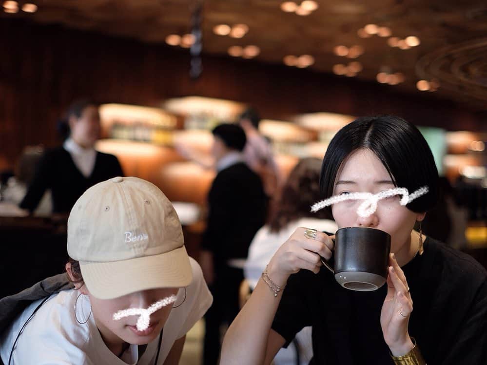 __784__さんのインスタグラム写真 - (__784__Instagram)「. 世界に5箇所しかないうちのひとつ、上海のスターバックスリザーブ ロースタリーへ☕️ スタバじゃないみたいな雰囲気だったなぁ。コーヒーのカクテルやビールがたくさんあって、今までに味わったことのない風味だった！そしてフードも美味しかった🍰」5月18日 12時20分 - ___nk1029