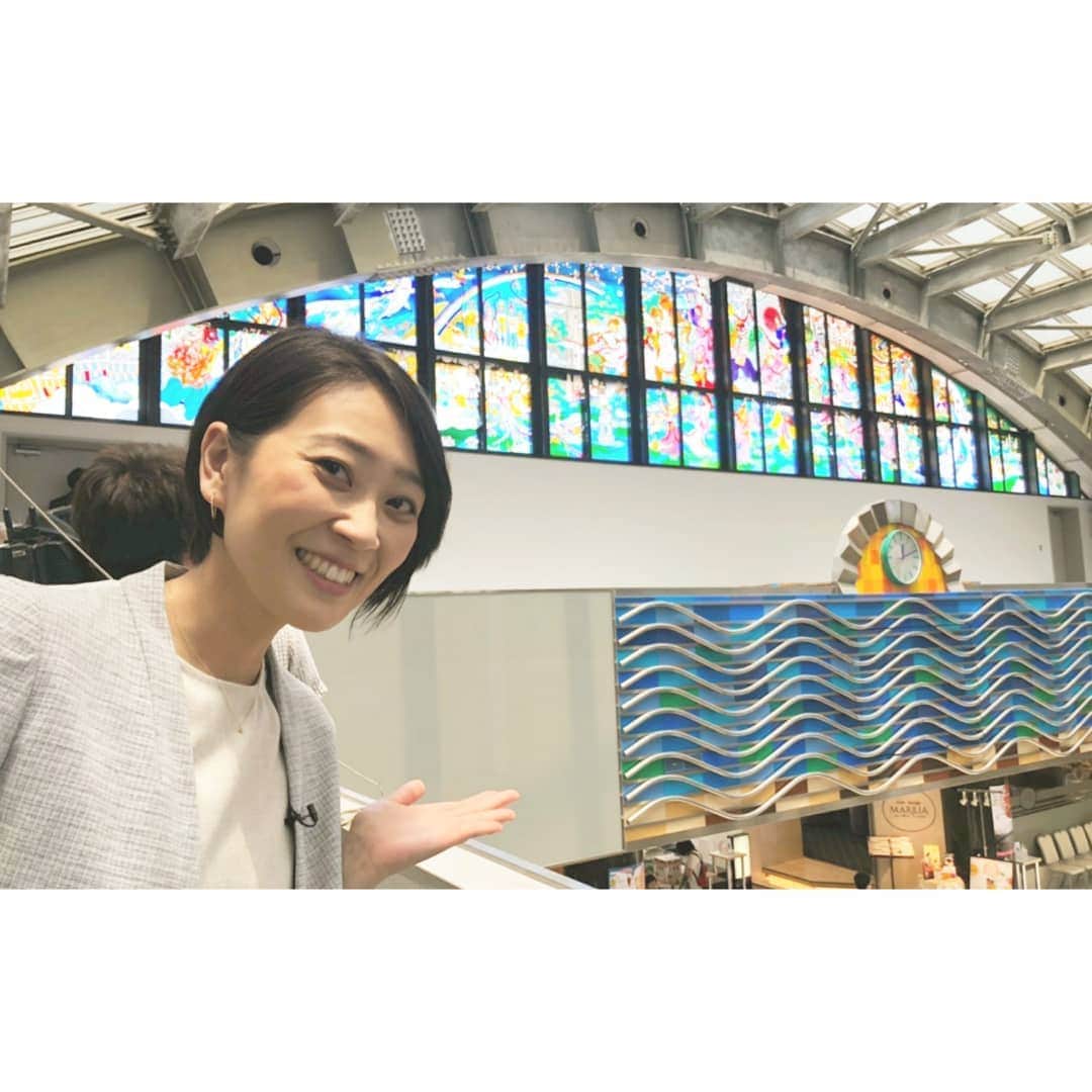 加藤沙知さんのインスタグラム写真 - (加藤沙知Instagram)「宮崎空港にお目見えしたステンドグラス。 ・ 『日本のひなた宮崎県』の太陽の光を浴びて、 素晴らしい輝きでした。  雨の日は優しい光に包まれるんだそうです。  様々な表情で、お出迎え&お見送りをするんですね♪  藤城清治さんが描かれた原画は、 現在 県立美術館で開催中の『藤城清治 愛生きるメルヘン展』で見ることができます！  こちらも合わせてお楽しみください♪  #ステンドグラス #宮崎空港 #宮崎ブーゲンビリア空港 #藤城清治 さん #臼井定一 さん  #神話 の世界が描かれています #日本のひなた宮崎県 #取材 #アナウンサー  #藤城清治愛生きるメルヘン展  @fujishiro_myzk ・ ◆写真は、取材中の一枚です。」5月18日 12時20分 - mrt.kato