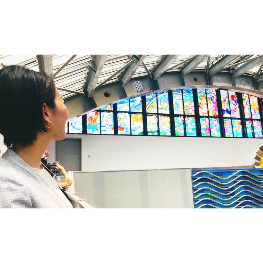加藤沙知さんのインスタグラム写真 - (加藤沙知Instagram)「宮崎空港にお目見えしたステンドグラス。 ・ 『日本のひなた宮崎県』の太陽の光を浴びて、 素晴らしい輝きでした。  雨の日は優しい光に包まれるんだそうです。  様々な表情で、お出迎え&お見送りをするんですね♪  藤城清治さんが描かれた原画は、 現在 県立美術館で開催中の『藤城清治 愛生きるメルヘン展』で見ることができます！  こちらも合わせてお楽しみください♪  #ステンドグラス #宮崎空港 #宮崎ブーゲンビリア空港 #藤城清治 さん #臼井定一 さん  #神話 の世界が描かれています #日本のひなた宮崎県 #取材 #アナウンサー  #藤城清治愛生きるメルヘン展  @fujishiro_myzk ・ ◆写真は、取材中の一枚です。」5月18日 12時20分 - mrt.kato