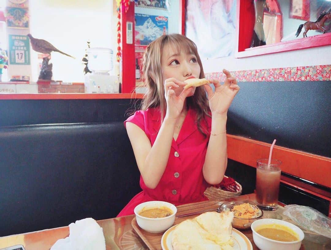 愛田杏奈さんのインスタグラム写真 - (愛田杏奈Instagram)「. どーしてもチーズナンが食べたくて インドカレー屋さん行ってきたよ🍛💕 . . チーズびよーん！ってなって美味しいすぎた🧀 . . 食べ放題だから何枚も食べてやるー！って 思って行ったのに1枚もきつかった(笑) . .  #lunch #curry #インド料理 #インドカレー #カレー #ナン #チーズナン #チーズ好き #食べ放題 #お出かけ #ランチ #お相手 #もちろん #ママ #仲良し #カメラマン #笑 #olympuspen #instagood #likeforlikes #followme」5月18日 12時21分 - anna_osada