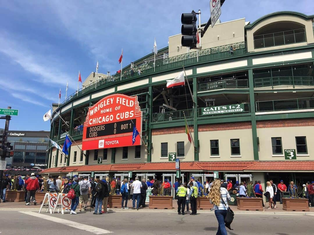 早川茉希さんのインスタグラム写真 - (早川茉希Instagram)「⚾️Go Cubs Go💙  初めてCubsの試合を観に行った時のpic📸⚾️ ・ 球場に近づくと、Cubsファンの人だかりが😆 Wrigley Fieldは、MLBで２番目に古い球場で 甲子園に似た雰囲気とネットに書かれていたので 楽しみにしていました🤭💕 甲子園に似ているって言われるのも分かるかも🤩 ・ カブスカラーを着て行きました💪🏻💙 野球好きの先生に「寒いから上着を忘れずに！」と言われて 厚着して行って良かった💦本当に寒い😂 夏はめちゃ暑いらしいです😵☀️ ・ ドジャースとの試合だったけれど、 残念ながらダルビッシュ選手も前田健太選手も出ず🙈 ダルビッシュ選手観たいなぁ〜！😫 ・ ただ、初めてメジャーリーグの雰囲気が味わえて感動💞 ホワイトソックスも球場の雰囲気が 全然違うと聞くので行ってみたい🥺✨ ・ #cubs #baseball #gocubsgo #負けちゃったけど #メジャーリーグ観戦 #wrigleyfield #シカゴ #カブス #シカゴ生活 #アメリカ暮らし #駐在妻さんと仲良くなりたい #野球 #chicago #💙」5月18日 12時14分 - maki_hayakawa