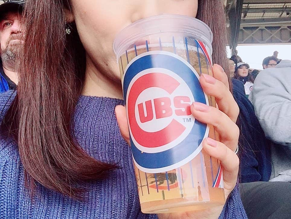 早川茉希さんのインスタグラム写真 - (早川茉希Instagram)「⚾️Go Cubs Go💙  初めてCubsの試合を観に行った時のpic📸⚾️ ・ 球場に近づくと、Cubsファンの人だかりが😆 Wrigley Fieldは、MLBで２番目に古い球場で 甲子園に似た雰囲気とネットに書かれていたので 楽しみにしていました🤭💕 甲子園に似ているって言われるのも分かるかも🤩 ・ カブスカラーを着て行きました💪🏻💙 野球好きの先生に「寒いから上着を忘れずに！」と言われて 厚着して行って良かった💦本当に寒い😂 夏はめちゃ暑いらしいです😵☀️ ・ ドジャースとの試合だったけれど、 残念ながらダルビッシュ選手も前田健太選手も出ず🙈 ダルビッシュ選手観たいなぁ〜！😫 ・ ただ、初めてメジャーリーグの雰囲気が味わえて感動💞 ホワイトソックスも球場の雰囲気が 全然違うと聞くので行ってみたい🥺✨ ・ #cubs #baseball #gocubsgo #負けちゃったけど #メジャーリーグ観戦 #wrigleyfield #シカゴ #カブス #シカゴ生活 #アメリカ暮らし #駐在妻さんと仲良くなりたい #野球 #chicago #💙」5月18日 12時14分 - maki_hayakawa