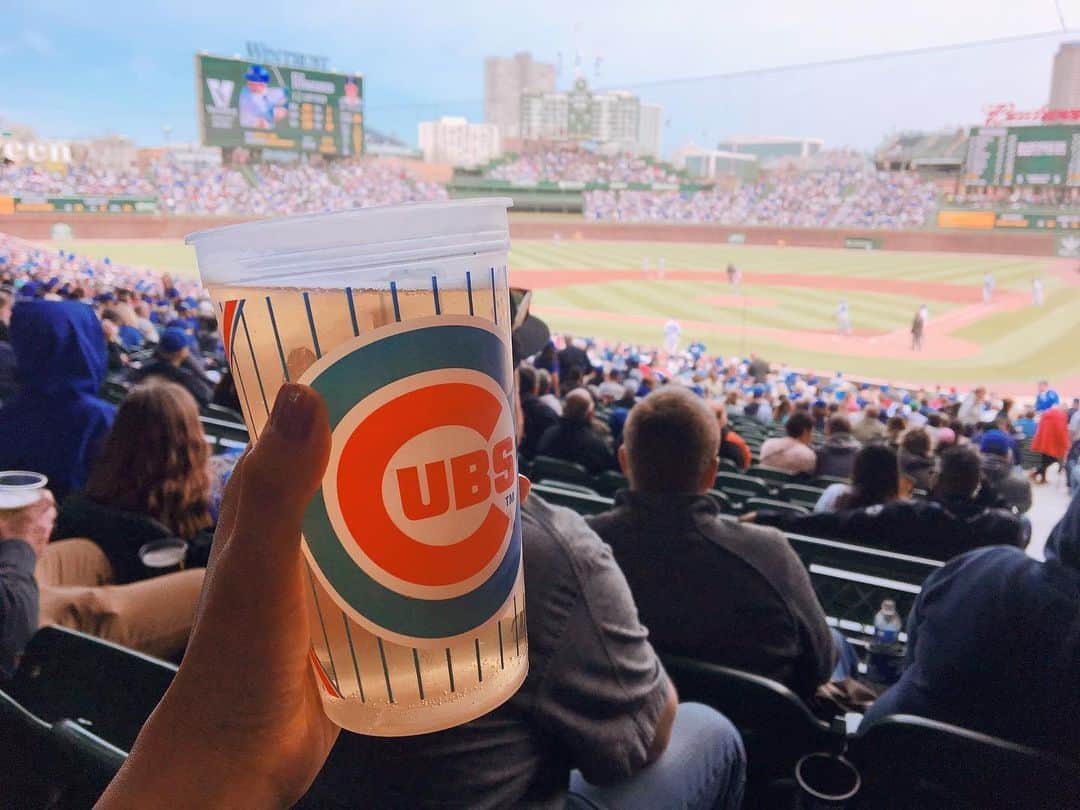 早川茉希さんのインスタグラム写真 - (早川茉希Instagram)「⚾️Go Cubs Go💙  初めてCubsの試合を観に行った時のpic📸⚾️ ・ 球場に近づくと、Cubsファンの人だかりが😆 Wrigley Fieldは、MLBで２番目に古い球場で 甲子園に似た雰囲気とネットに書かれていたので 楽しみにしていました🤭💕 甲子園に似ているって言われるのも分かるかも🤩 ・ カブスカラーを着て行きました💪🏻💙 野球好きの先生に「寒いから上着を忘れずに！」と言われて 厚着して行って良かった💦本当に寒い😂 夏はめちゃ暑いらしいです😵☀️ ・ ドジャースとの試合だったけれど、 残念ながらダルビッシュ選手も前田健太選手も出ず🙈 ダルビッシュ選手観たいなぁ〜！😫 ・ ただ、初めてメジャーリーグの雰囲気が味わえて感動💞 ホワイトソックスも球場の雰囲気が 全然違うと聞くので行ってみたい🥺✨ ・ #cubs #baseball #gocubsgo #負けちゃったけど #メジャーリーグ観戦 #wrigleyfield #シカゴ #カブス #シカゴ生活 #アメリカ暮らし #駐在妻さんと仲良くなりたい #野球 #chicago #💙」5月18日 12時14分 - maki_hayakawa