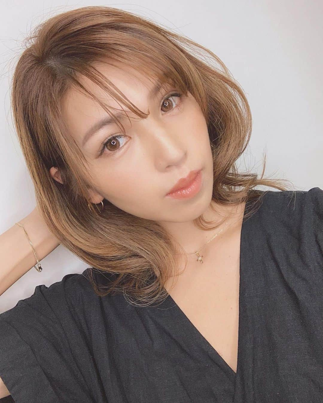 来夏さんのインスタグラム写真 - (来夏Instagram)「#💇🏽‍♀️ 自分で中途半端に切った前髪を整えてもらいました😆✂️ 毛流れにクセがあったからうまくセットできなくて  似合わない！と思い続けてたけど ブローの仕方も教えてもらって 軽めにカットしてくれたから #シースルーバング できあがり✌🏽 とても新鮮😳 カラーはハイライト足して 動きのある柔らかいベージュに✨ いつもお気に入りにしてくれて ありがとう🌻 @soga_rollen_gm  #rollenwiz #harajuku #hairsalon #前髪 #うざバング #ミディアムヘア  #夏ヘア #ベージュカラー #イメチェン」5月18日 12時17分 - rairairaika