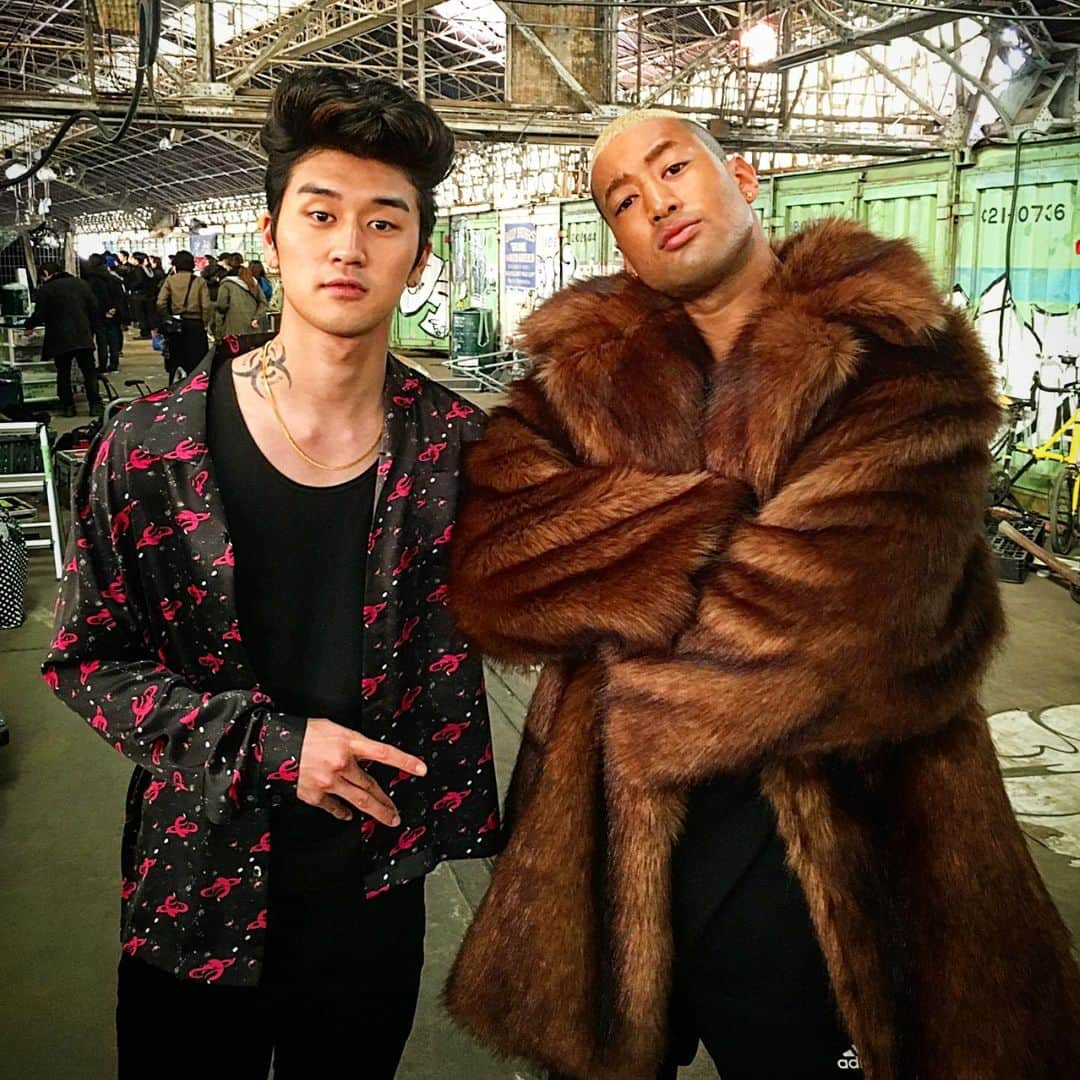 丞威さんのインスタグラム写真 - (丞威Instagram)「#fbf with @mandy_sekiguchi_official  My brotha 👏🏽👏🏽👏🏽 🌪x💣  #剛 #速 #最強コンビ #リーゼントの中 #ウサギ飼えそう #high_low #ブラウン #フォー #ハイロー #endofsky #懐かしい #トルネードリーゼント #岩永ジョーイ #丞威 #関口メンディー」5月18日 12時22分 - joeytee_ybenormol