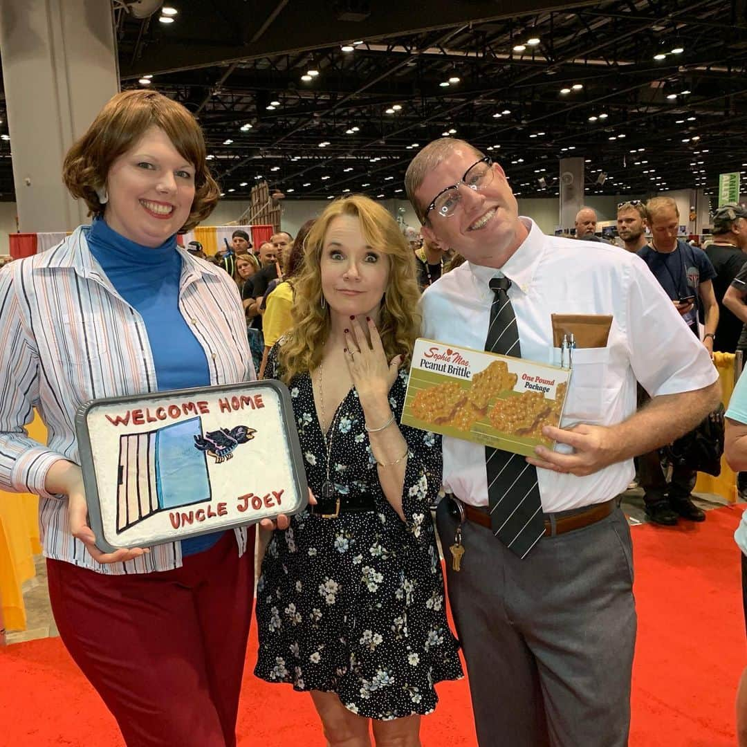 リー・トンプソンさんのインスタグラム写真 - (リー・トンプソンInstagram)「Big time  fun. And glamor. Wrapped in a tablecloth #orlando home of my first film #jaws3d. Love these guys. And the great mega fans」5月18日 12時38分 - lea_thompson