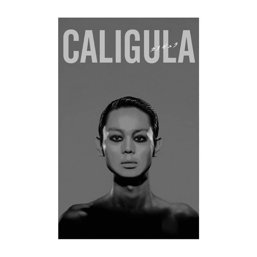 橋本淳のインスタグラム：「. 《出演情報》(5/30追記) . . 舞台『カリギュラ』 . 2019年11月〜12月 @ 新国立劇場 中劇場ほか . 【作】アルベール・カミュ 【翻訳】岩切正一郎 【演出】栗山民也 . 【出演】 菅田将暉  高杉真宙  谷田歩  橋本淳  秋山菜津子 . 原康義 石田圭祐 世古陽丸 櫻井章喜 俵和也 野坂弘 坂川慶成 石井淳 石井英明 稲葉俊一 川澄透子 小谷真一 小比類巻諒介 西原やすあき 髙草量平 原一登 平野亙 峰﨑亮介 吉澤恒多 . 【その他の公演】 ■福岡公演 ・・・久留米シティプラザ ザ・グランドホール ■兵庫公演 ・・・神戸国際会館こくさいホール ■宮城公演 ・・・仙台銀行ホールイズミティ２１ 大ホール . 【あらすじ】 ローマ帝国の若き皇帝カリギュラ(菅田将暉)は、愛し合った妹が急死した日に宮殿から姿を消し、その3日後に戻ってきた。 そして、その日を境にそれまで非の打ち所のなかった皇帝は豹変し、貴族平民問わず、何らかの財産を持つものを区別なく 殺し、その財産を没収するという驚くべき宣言を出す。 しかし、それはほんの序章でしかなかった。 それから3年後、カリギュラは、彼を深く愛している年上の女性セゾニア(秋山奈津子)、忠臣のエリコン(谷田 歩)を従い、 残虐非道な行為の数々を繰り広げる。やがて貴族たちの怒りと怖れはカリギュラを殺害することへと向かっていく。そして、カ リギュラに父を殺された若き詩人、シピオン(高杉真宙)も彼を殺したいほど憎んでいた。だが、カリギュラの思想の危険さをいち早く感じ ていたケレア(橋本 淳)だけは、今は時期尚早だと“その時”が来るの待つように全員を諌めるのだった。 カリギュラはなおも食料庫を閉鎖して飢饉を起こし、公営売春宿の売り上げ回復のため新たに勲章を設け、グロテスクな扮 装で神々を冒涜する。自らの命の危険を知っても、止まることなく、さらに暴走を続ける。彼は革命をもたらす王か、それとも ただの殺人者か。彼が探し求めた「不可能なもの」とは・・・? . 【公式ＨＰ】 http://caligula.jp/ . 【スタッフ】 美術：二村周作 照明：勝柴次朗 音楽：金子飛鳥 音響：山本浩一 衣裳：前田文子 ヘアメイク：鎌田直樹 アクション：渥美 博 振付：八子真寿美 演出助手：坪井彰宏 舞台監督：加藤 高 . 著作権代理：フランス著作権事務所 . 【主催・企画制作】 ホリプロ . . . #舞台カリギュラ #栗山民也 さん #菅田将暉 さん #高杉真宙 さん #秋山菜津子 さん #谷田歩 さん #橋本淳」