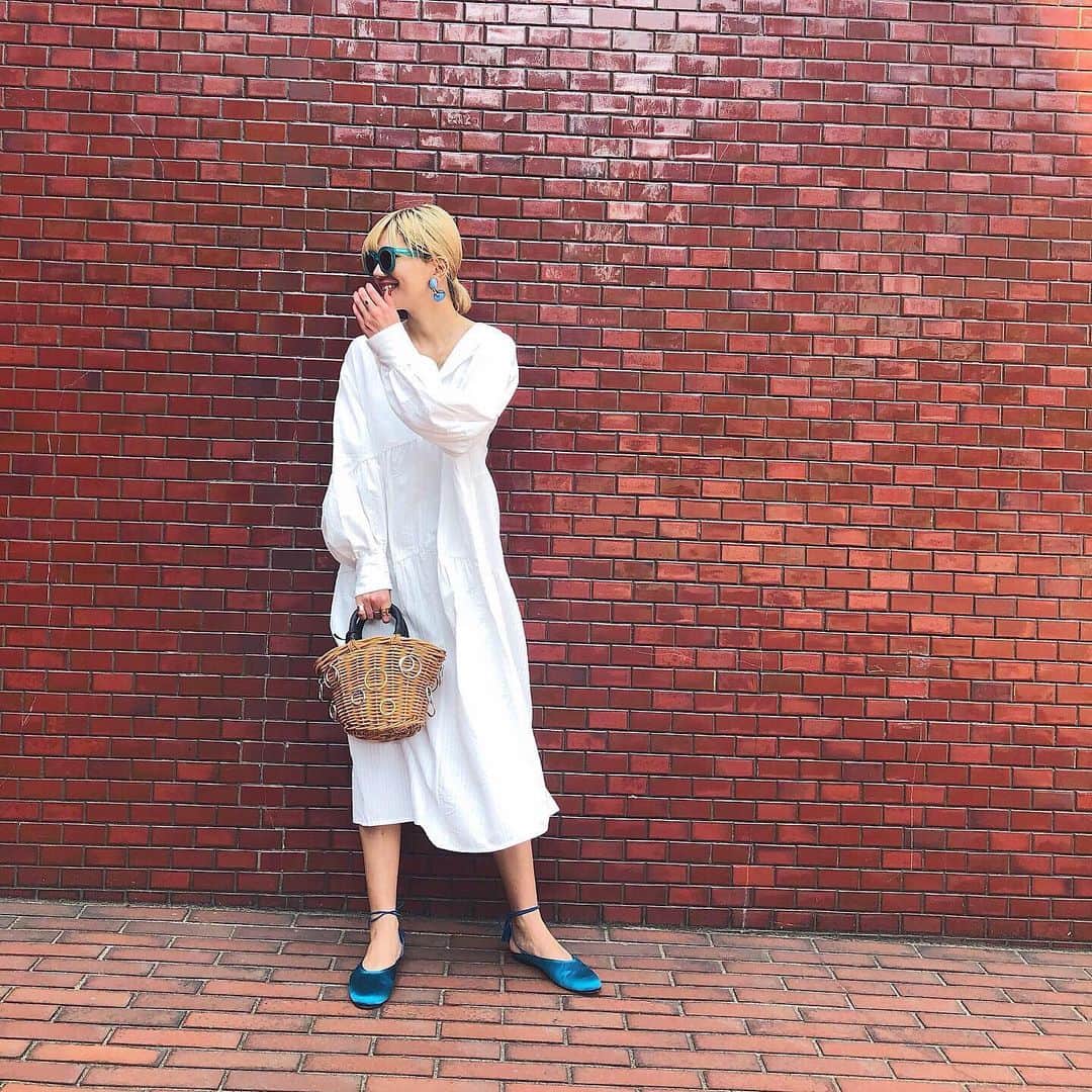 橋本江莉果さんのインスタグラム写真 - (橋本江莉果Instagram)「暑いくらい暖かくなったから、着たかったワンピースをいっぱい着れて嬉しいうれしい👱🏼‍♀️👗☀️💙 #AKTE #アクテ #coordinate #outfit #ootd #fashion #style #summer  クレジットは #WEAR 👉🏻【erica0114】 またはタップにて👆🏻📝」5月18日 12時35分 - erica_hashimoto