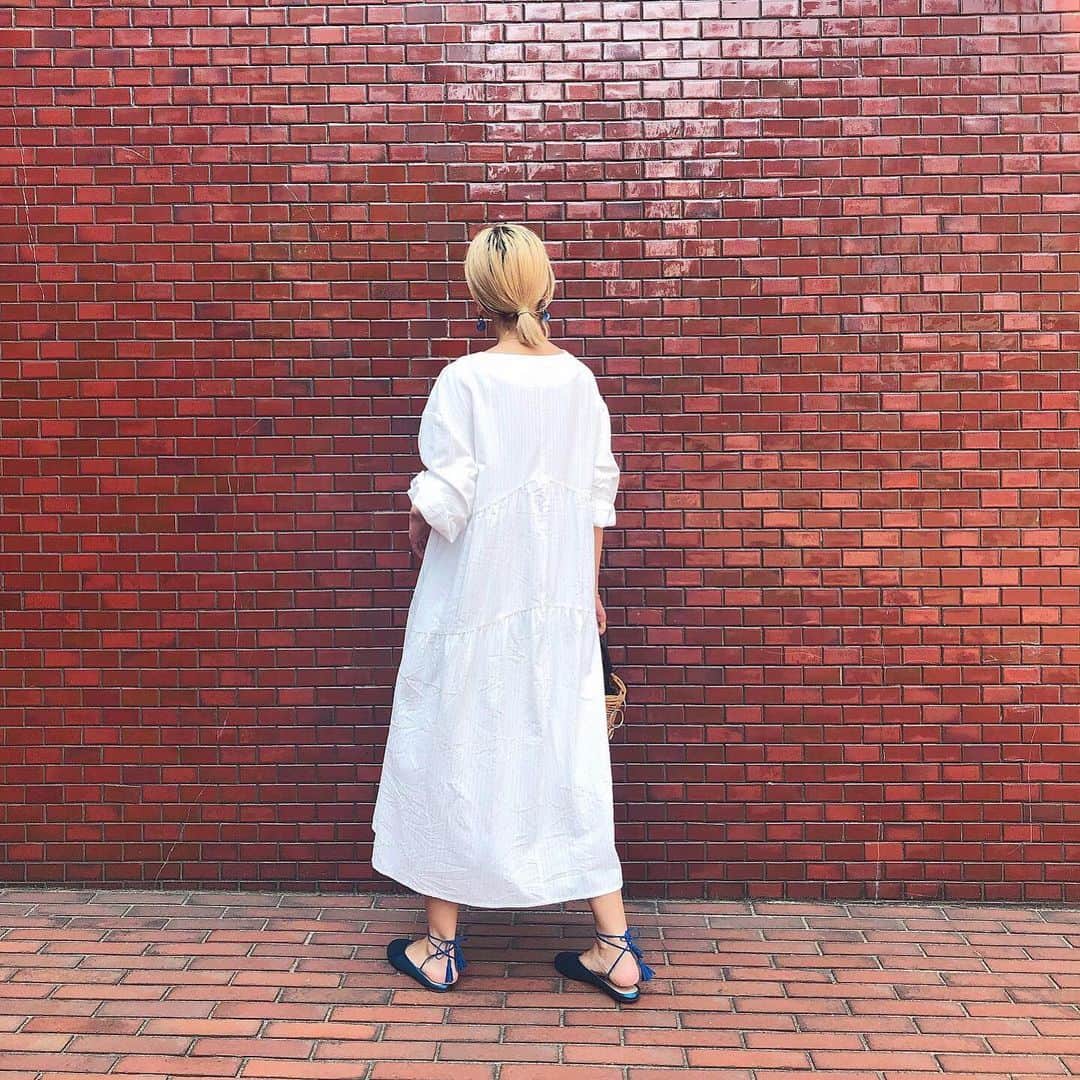 橋本江莉果さんのインスタグラム写真 - (橋本江莉果Instagram)「暑いくらい暖かくなったから、着たかったワンピースをいっぱい着れて嬉しいうれしい👱🏼‍♀️👗☀️💙 #AKTE #アクテ #coordinate #outfit #ootd #fashion #style #summer  クレジットは #WEAR 👉🏻【erica0114】 またはタップにて👆🏻📝」5月18日 12時35分 - erica_hashimoto