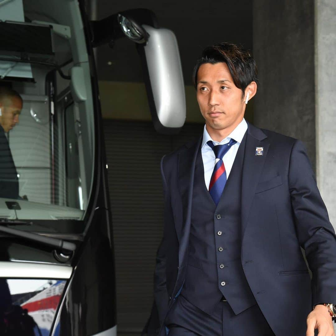 横浜F・マリノスさんのインスタグラム写真 - (横浜F・マリノスInstagram)「Team Bus Arrival 🚍👍 . #fmarinos #jleague #Jリーグ #スーツ #オーダースーツ #suits @globalstyle_jp」5月18日 12時41分 - yokohamaf.marinos