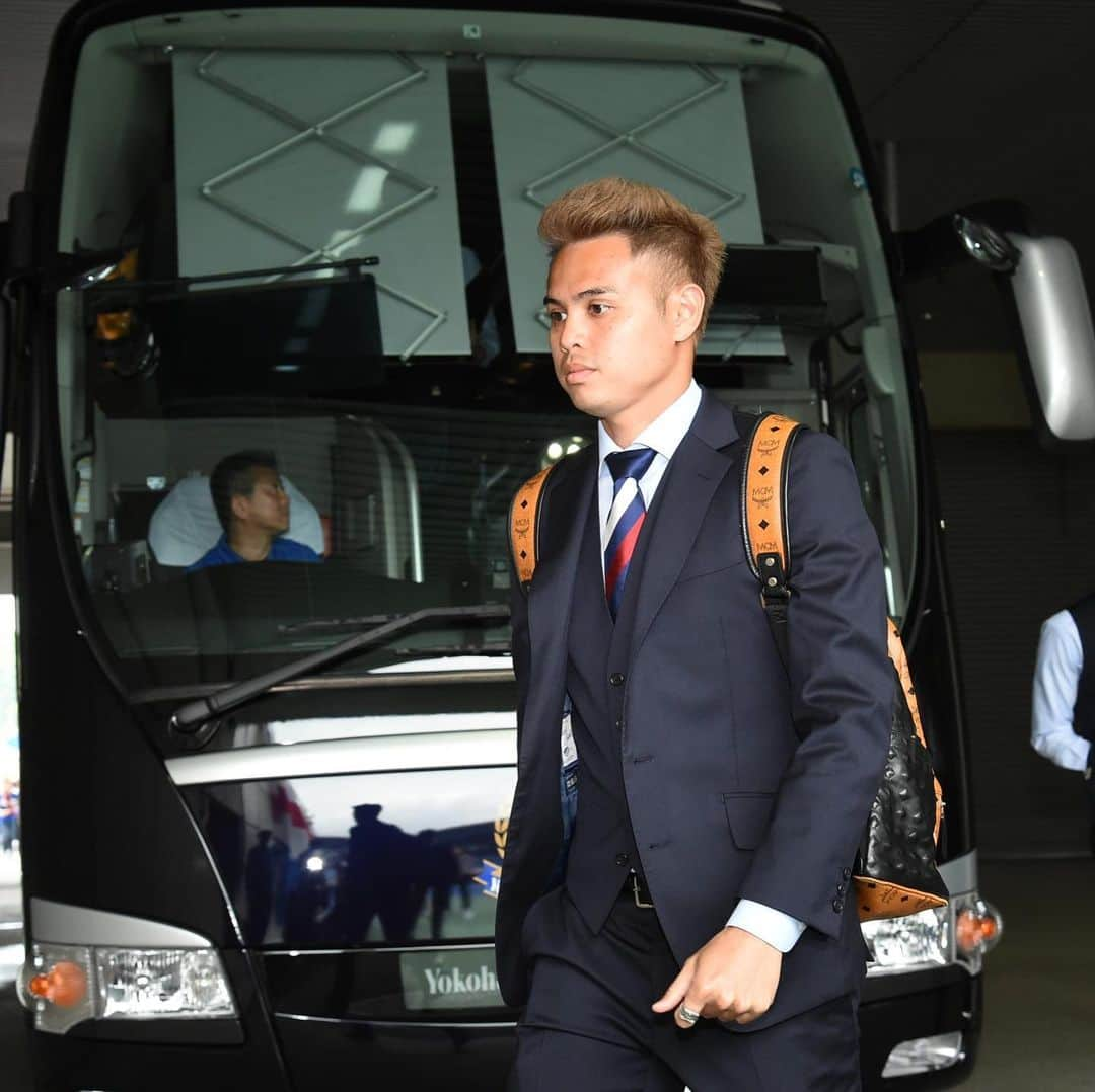 横浜F・マリノスさんのインスタグラム写真 - (横浜F・マリノスInstagram)「Team Bus Arrival 🚍👍 . #fmarinos #jleague #Jリーグ #スーツ #オーダースーツ #suits @globalstyle_jp」5月18日 12時41分 - yokohamaf.marinos