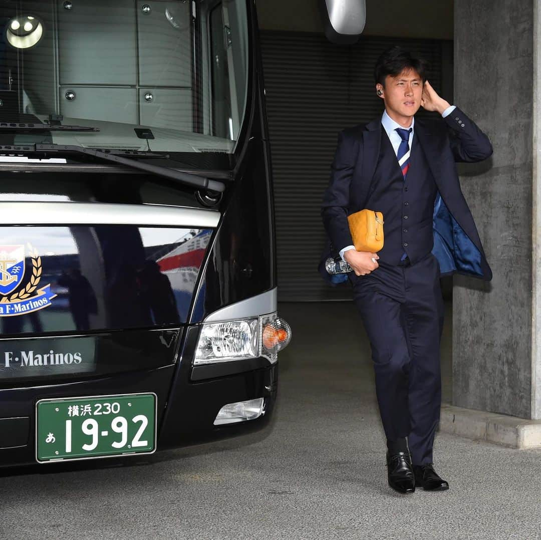 横浜F・マリノスさんのインスタグラム写真 - (横浜F・マリノスInstagram)「Team Bus Arrival 🚍👍 . #fmarinos #jleague #Jリーグ #スーツ #オーダースーツ #suits @globalstyle_jp」5月18日 12時41分 - yokohamaf.marinos