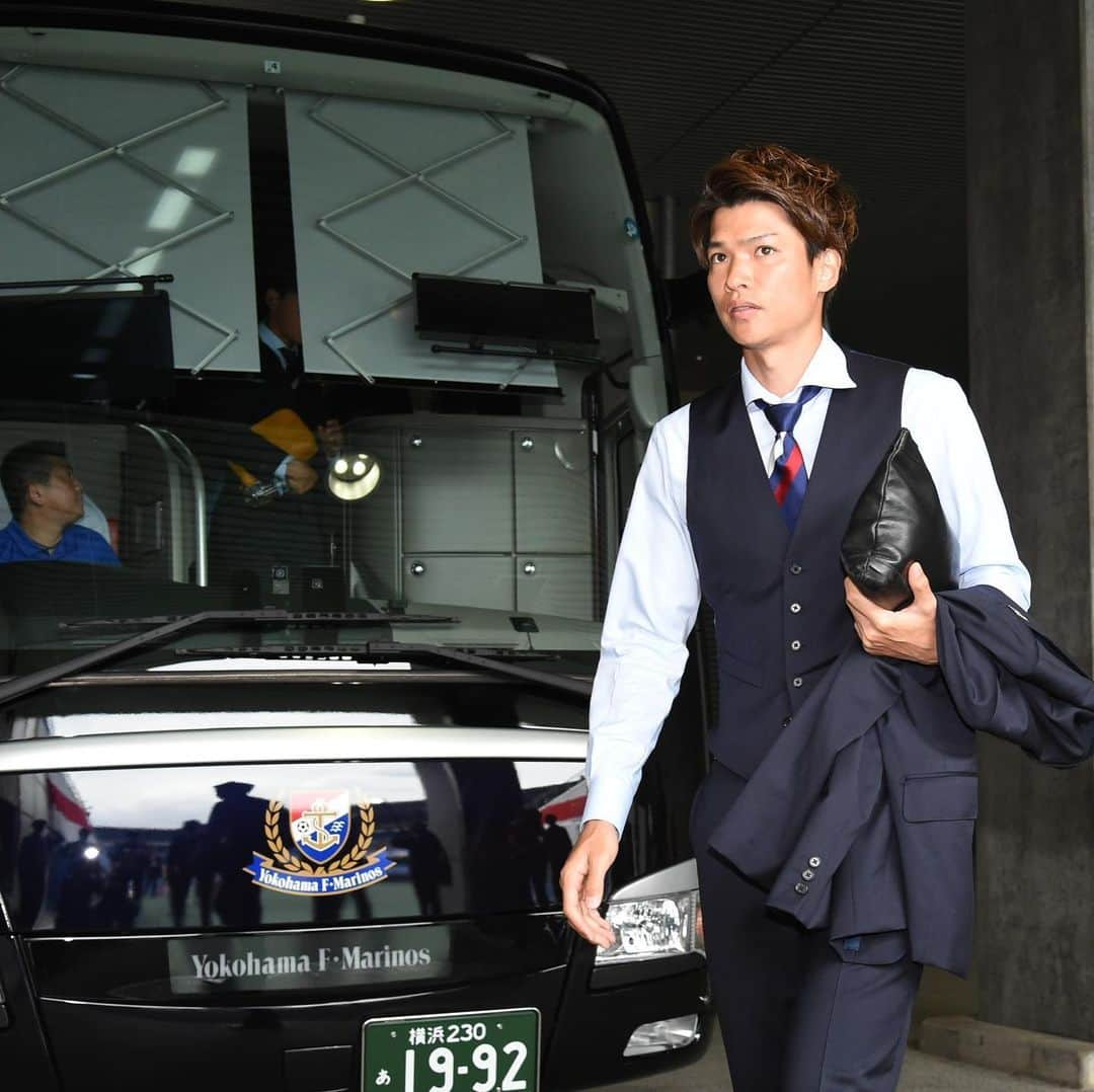 横浜F・マリノスさんのインスタグラム写真 - (横浜F・マリノスInstagram)「Team Bus Arrival 🚍👍 . #fmarinos #jleague #Jリーグ #スーツ #オーダースーツ #suits @globalstyle_jp」5月18日 12時41分 - yokohamaf.marinos