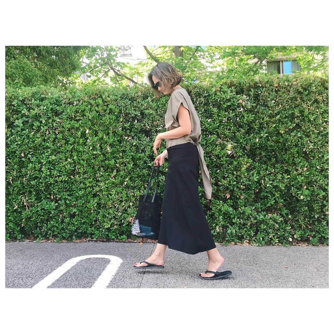 のインスタグラム：「最近程よい夏日で嬉しい😊 春はアウター合わせていたこのセットアップもやっとアウターなしで着られる。 トップスカーキボトムブラック合わせで。 二の腕の気になる部分もしっかりカバーしてくれてバックスタイルがとにかく可愛いのです。 クロスさせて前でも結べますよ！ 通気性も抜群なので真夏に大活躍間違いなし👍 バラバラでも着まわし力高いのが個人的にかなりお気に入り😘 私はビーサンやスニーカー合わせが好きだけどサンダルなど合わせればカジュアルダウンな印象で着ていただけますよ👌 #fashion #style #ootd #outfits #herfee2019ss #herfee」