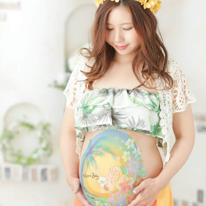 okuyama-photoさんのインスタグラム写真 - (okuyama-photoInstagram)「夏にご出産のママさんに、ヤシの木やハイビスカス🌺をペイントしてみました🖌 衣装もボタニカル柄で爽やかに🍃 . 安産祈願のおまじない、ベリーペイントはお腹の大きい時期だけしか出来ない体験です🤰 . #ベリーペイント  #写真のオクヤマ  #写真館  #フォトスタジオ  #家族写真  #ポートレート  #妊娠6ヶ月  #妊娠7ヶ月  #妊娠8ヶ月  #妊娠9ヶ月  #妊娠後期  #つわり  #双子妊娠  #出産準備  #臨月  #マタニティアート  #マタニティフォト  #マタニティペイント  #マタニティ  #妊婦フォト  #妊婦  #記念撮影  #マタニティライフ  #プレママ  #安産祈願  #十和田  #青森  #八戸」5月18日 12時43分 - okuyamaphoto