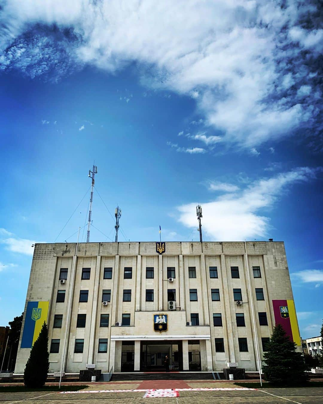 東信さんのインスタグラム写真 - (東信Instagram)「Botanical Sculpture in Slavutych, Ukraine  Date: May 18 Saturday, 2019 Location: City hall square of Slavutych 51.521812,30.754870 *Please insert this numbers to your Google map.  #azumamakoto #makotoazuma #shiinokishunsuke #amkk #amkkproject #flowers #flowerart #botanicalsculpture #東信 #東信花樹研究所 #slavutych #ukraine」5月18日 12時57分 - azumamakoto