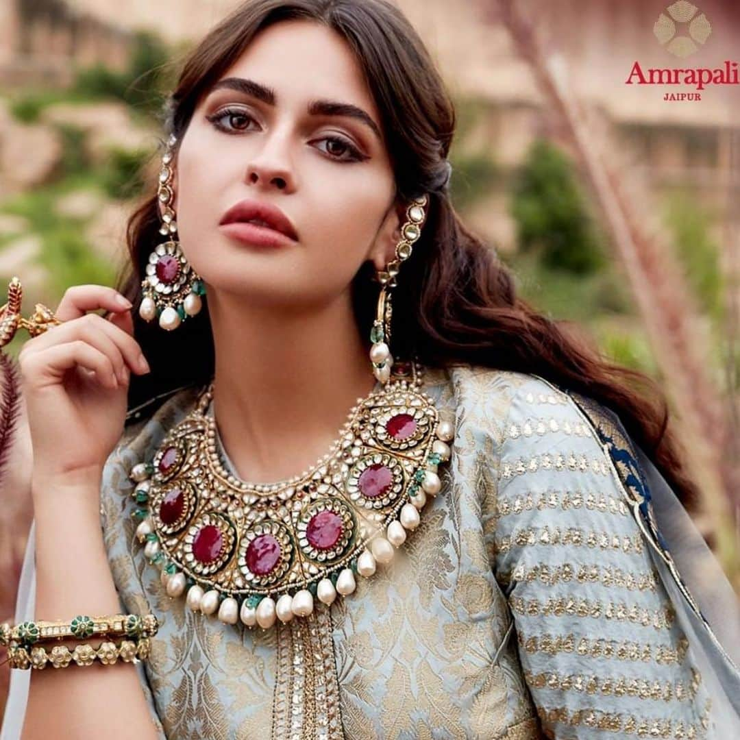 Indianstreetfashionさんのインスタグラム写真 - (IndianstreetfashionInstagram)「We are obsessed with this jewellery piece from @amrapalijewels 😍 #indianstreetfashion . . . . #indianfashion #stylefile #indianbride #bridalwear #weddings #bridalfashion #indianweddings #ethnic #traditional #potd #couture #designer #glamour  #photography #fashionphotography #ootd #bridalinspo #sangeet #mehendi . . .  #weddingblogger #fashionblogger #indianblogger #jewelleryblogger #jewellery #jaipur」5月18日 12時55分 - indianstreetfashion