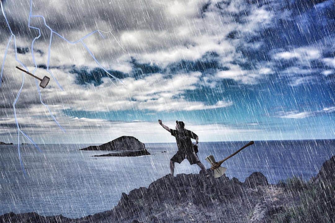 草野大成さんのインスタグラム写真 - (草野大成Instagram)「⚠︎2枚あります。 . . これが→こう。 . . . #hawaii #mahalo #avengers #avengersendgame #boseisback #stormbreaker #Mjolnir . . #hawaiiはどこでもスクリーン。」5月18日 12時58分 - taiprogram