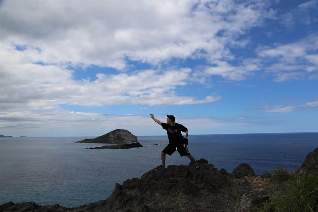 草野大成さんのインスタグラム写真 - (草野大成Instagram)「⚠︎2枚あります。 . . これが→こう。 . . . #hawaii #mahalo #avengers #avengersendgame #boseisback #stormbreaker #Mjolnir . . #hawaiiはどこでもスクリーン。」5月18日 12時58分 - taiprogram