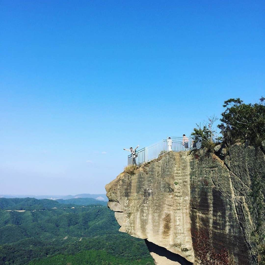 あなたのLOVE CHIBA教えてキャンペーンさんのインスタグラム写真 - (あなたのLOVE CHIBA教えてキャンペーンInstagram)「初夏のいいお天気ですね！ こんな日は房総ドライブへ🚗 鋸山から絶景が見渡せますよ👌😊 らぶちばseason7は3月31日で終了しましたが、投稿していただいたあなたのラブちば写真を引き続き紹介していきます！ らぶちばseason8もただ今準備中📸 【らぶちばseason7　@hrhnsmtn さんの投稿】  #loveloveCHIBA　 #千葉県 #南房総 #風景 #景色 #カメラ好きな人と繋がりたい #写真好きな人と繋がりたい #千葉カメラ部 #田舎の風景  #ドライブ #instajapan #instagood #southcountry  #chiba #minamiboso #fishingharbour #japan_of_insta #photo_jpn  #scenery #traveler #鋸山 #自然が好き #地獄のぞき #山登り #アウトドア #パワースポット #絶景 #beautifulview #likeforlike #観光」5月18日 13時22分 - love.love.chiba