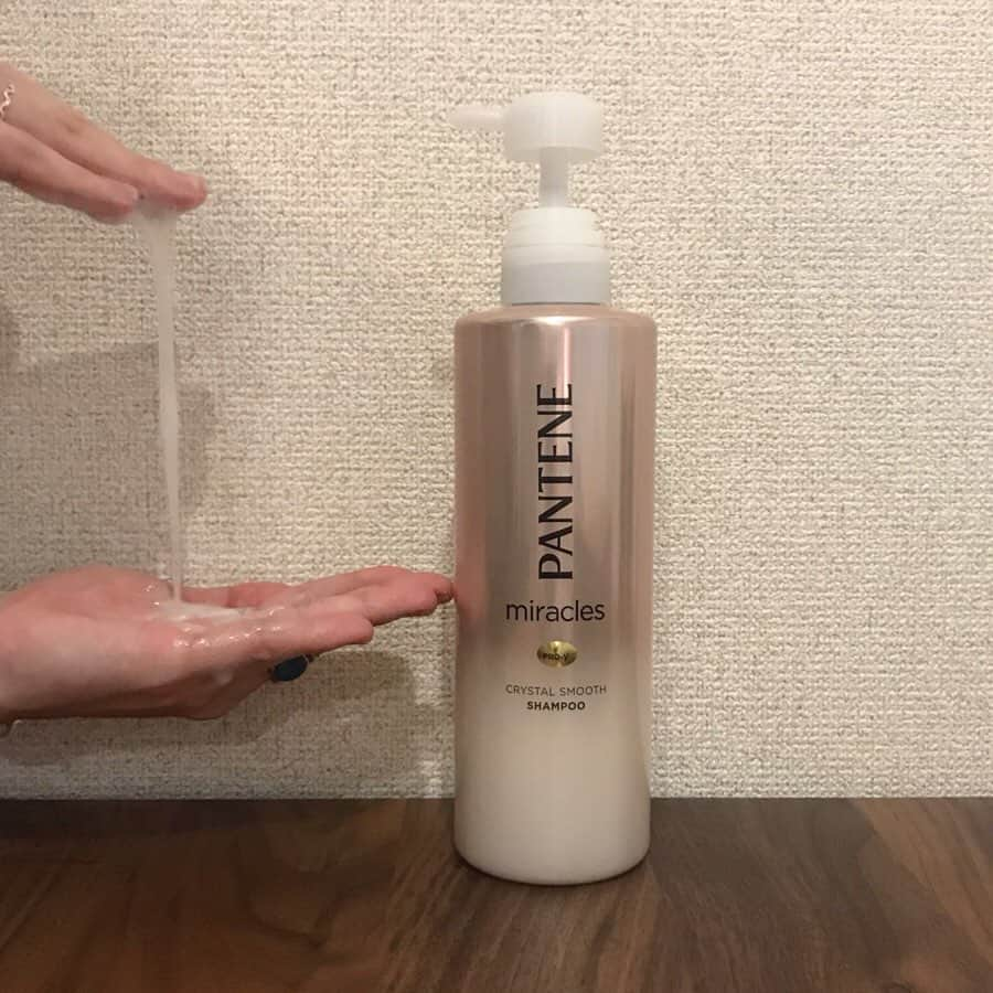 長谷川あやさんのインスタグラム写真 - (長谷川あやInstagram)「🧴🧴🧴 #shampoo #treatment #haircare #partnershipwithPANTENE #パンテーン #ミラクルズ #カシミア髪 #2層トリートメント #とろみシャンプー #14日間カシミア髪チャレンジ #プレ花嫁 #ミラクルウェディング #結婚式準備 #花嫁ヘア @pantene_jp_official ・ ・ ・ パンテーンミラクルズさんから かわいいギフトボックスが届いたよ〜😍✨ ・ 14日間で思わず触りたくなる カシミアのようになめらかな髪に変化すると 最近話題のパンテーンミラクルズの シャンプー&コンディショナー そして洗い流さないトリートメント💛 ・  高級美容液配合でノンシリコンなのに とろみのあるシャンプーで 市販とは思えない仕上がりなの👀‼️ ・ 3枚目に14日使ってみた様子が 載っているので見てみてね👌 ツヤがでるようになって 髪質も柔らかくなった気がする😋💭 ・ 洗い流さないトリートメントは 珍しいミルクとオイルの２層トリートメント✨ 香りもいいし周りからも サロンいってきたの？って 言われるくらいさらさらで つやつやがキープされてるよ^_^ ・ まだまだ先だけど結婚式は髪質も毛先まで 綺麗にしたいしいまからケアは大切👧‼️ ・ 5/18からはブライダル限定デザイン発売💛 デザインもかわいいし プレゼント用にもおすすめで オンラインサイトでもすぐに購入できるので おすすめです👏(´∀｀) ・ 花嫁美容ラストスパートアイテムだねっ👰✨」5月18日 13時15分 - ayasuke_0516